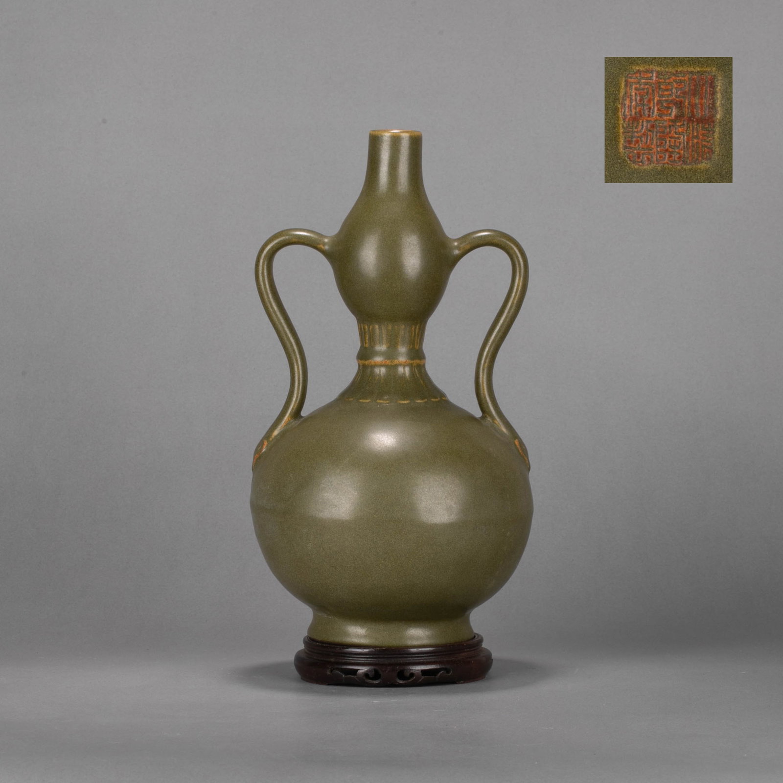 Qianlong period of Qing Dynasty, tea powder glazed ear-mounted gourd-shaped vase: Qianlong period of Qing Dynasty, tea powder glazed ear-mounted gourd-shaped vase