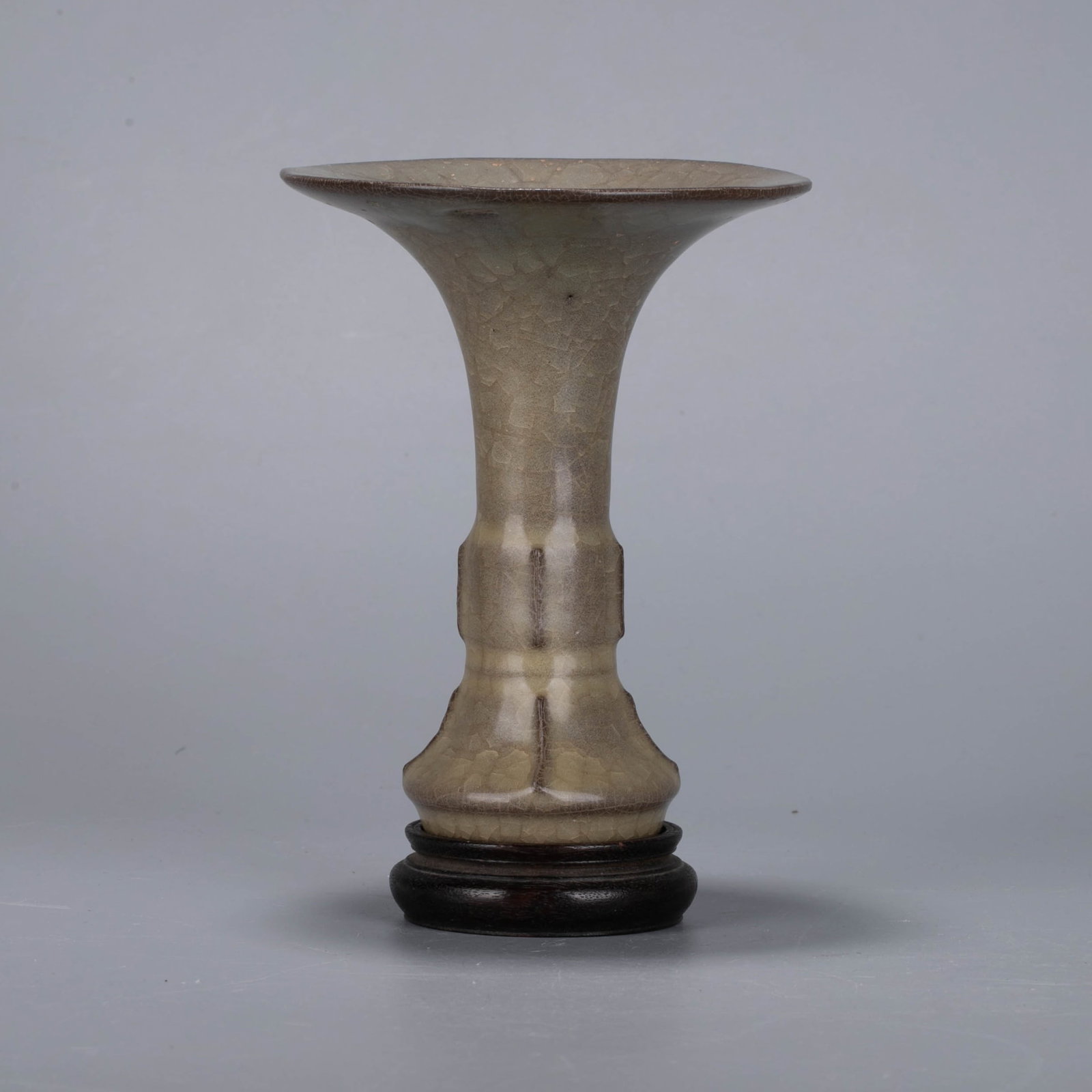Song Dynasty official kiln flower goblet: Song Dynasty official kiln flower goblet