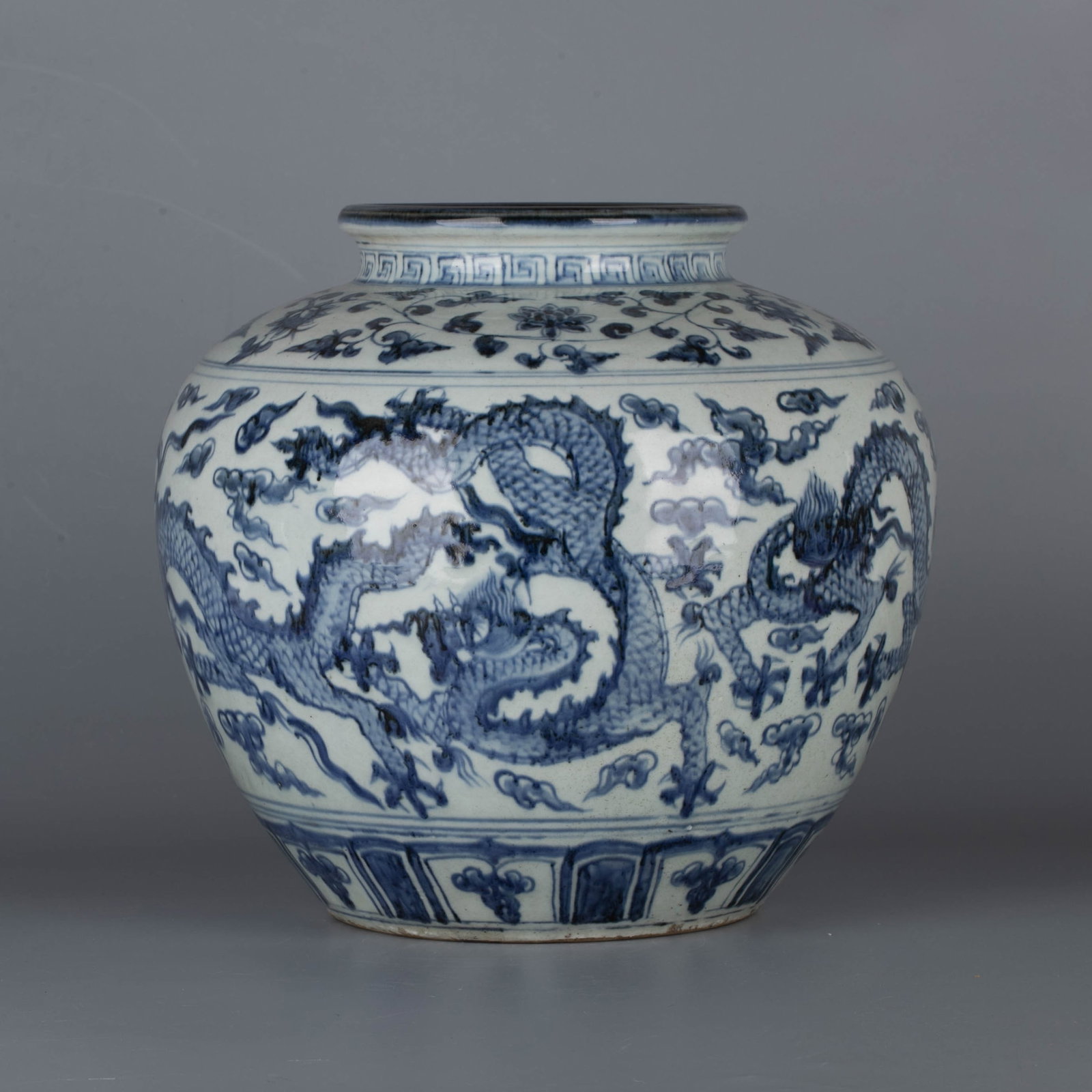 Ming Dynasty ancient sometsuke (blue and white underglaze) large jar with dragon pattern (1 of 7)