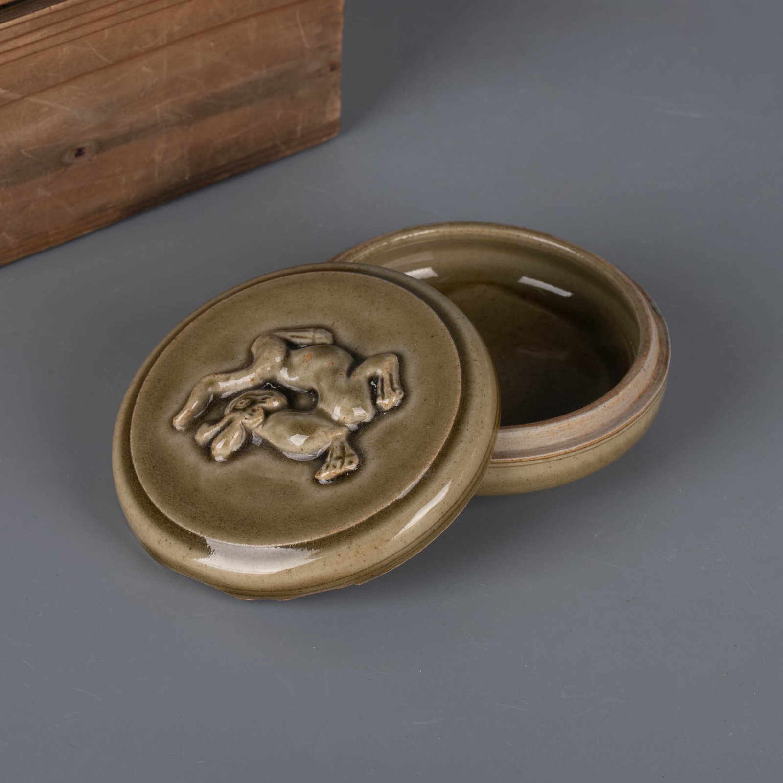 Yuezhou kiln cover box: Yuezhou kiln cover box