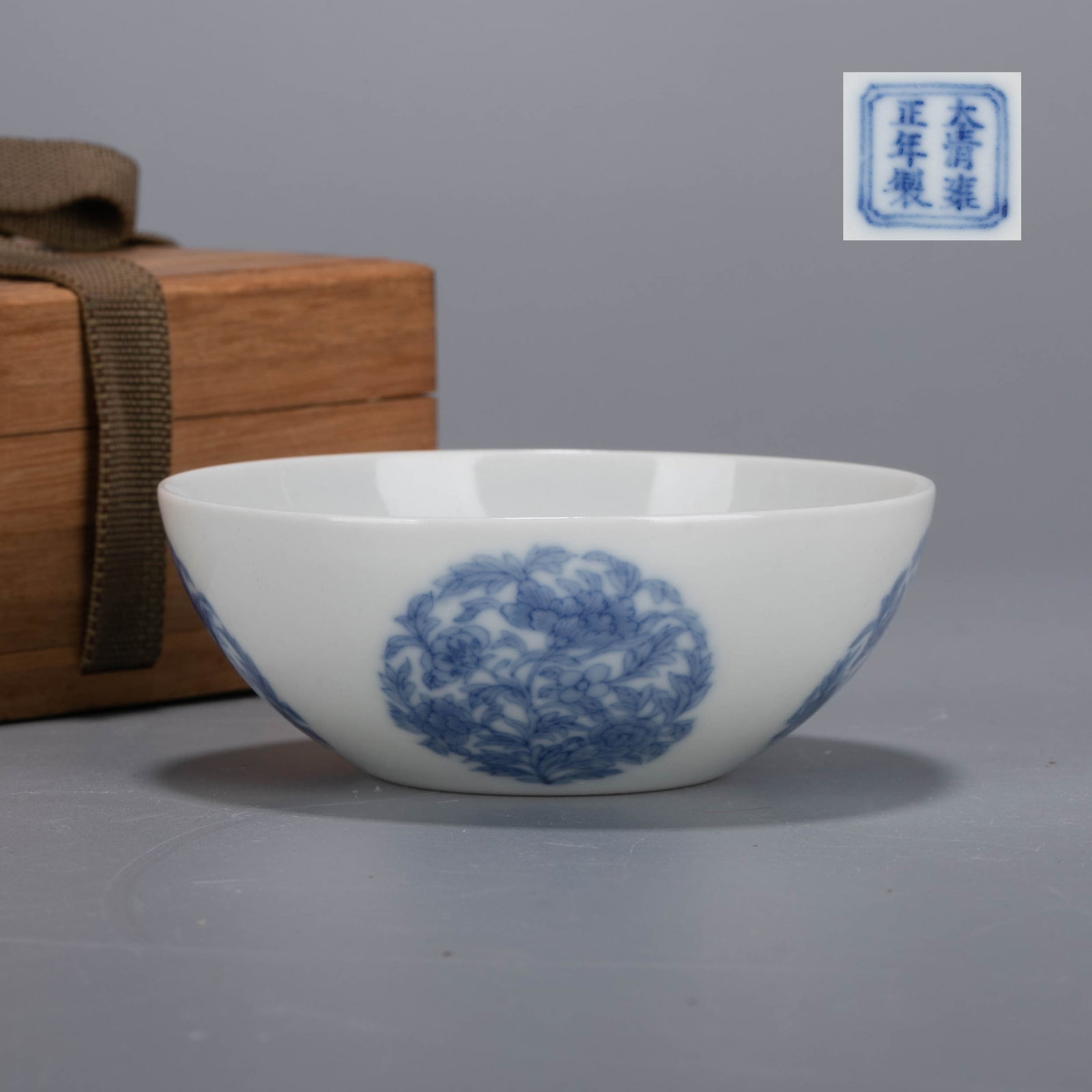 Qing Yongzheng blue and white flower cup: Qing Yongzheng blue and white flower cup