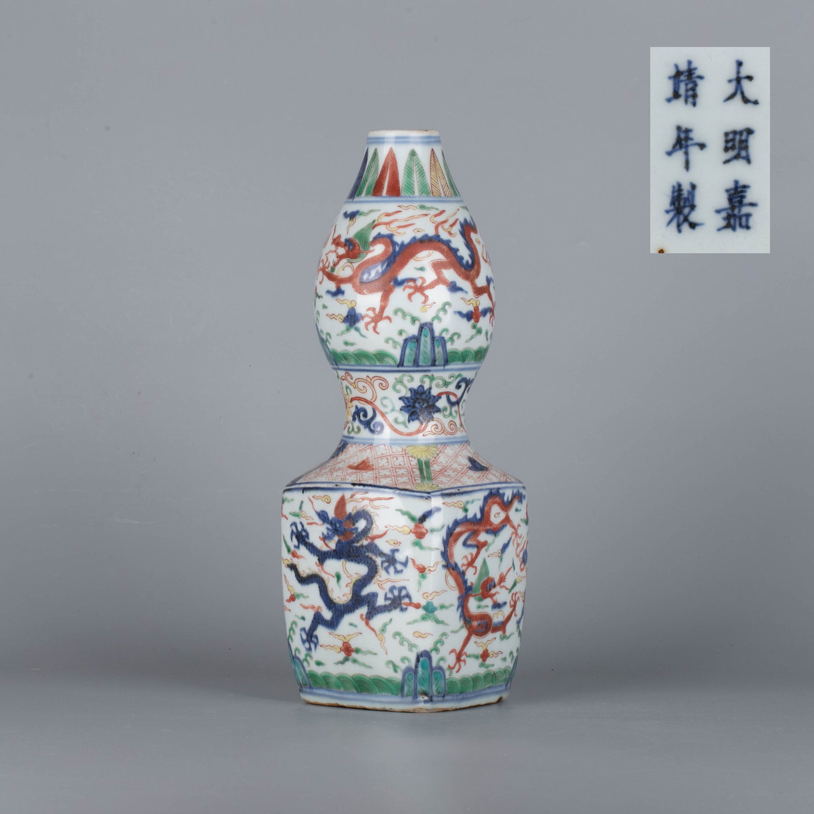Ming dynasty red painted dragon pattern scoop vase (1 of 8)