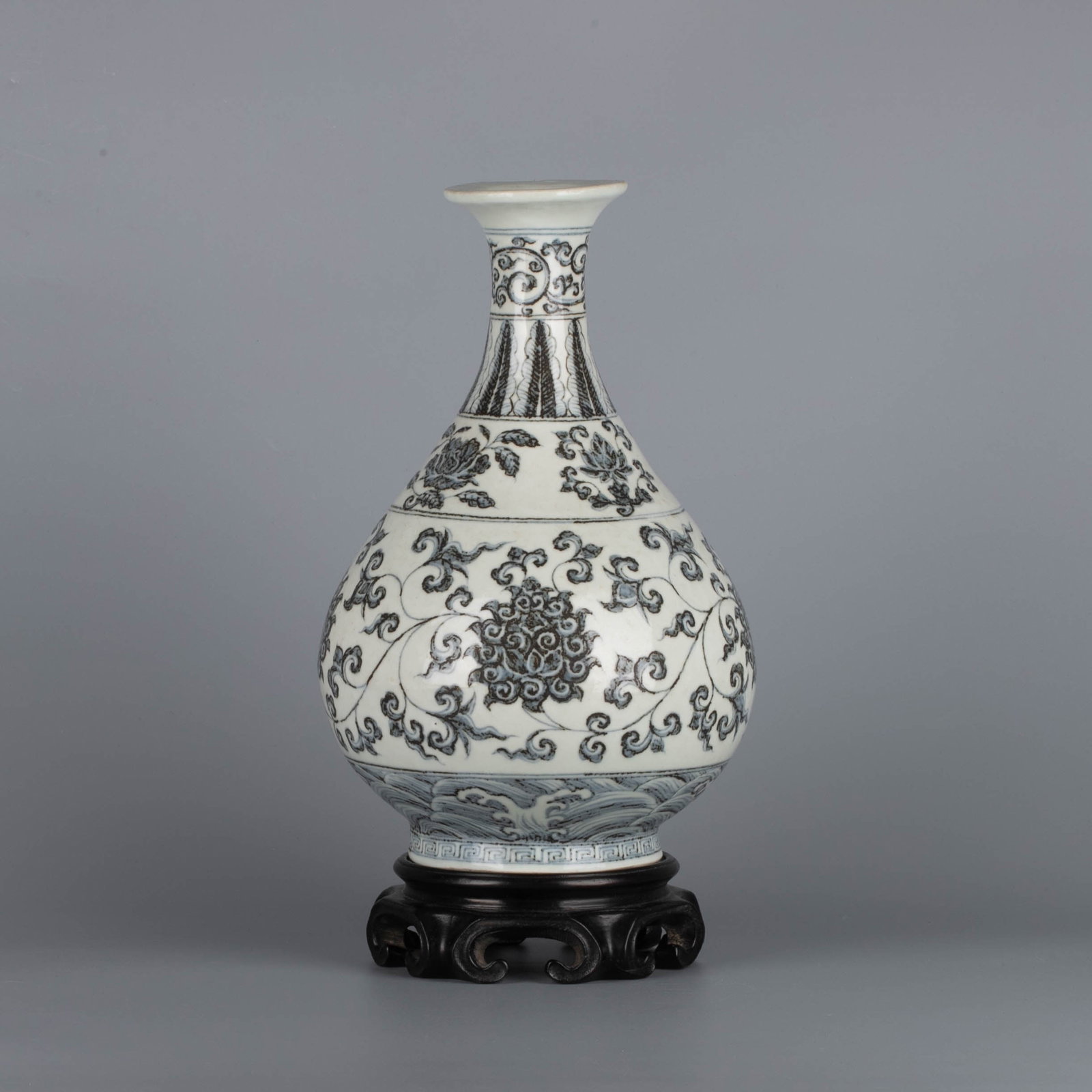 Ming dynasty Hongwu blue and white jade pot spring vase with intertwining branches and floral: Ming dynasty Hongwu blue and white jade pot spring vase with intertwining branches and floral patterns