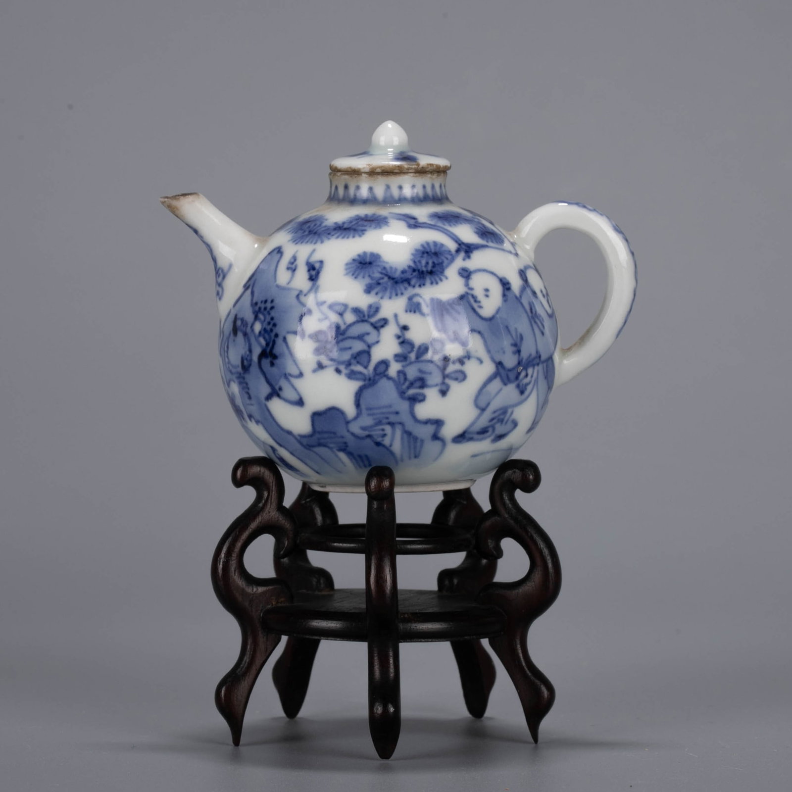 Qing Dynasty blue-and-white water ewer with figures of children: Qing Dynasty blue-and-white water ewer with figures of children