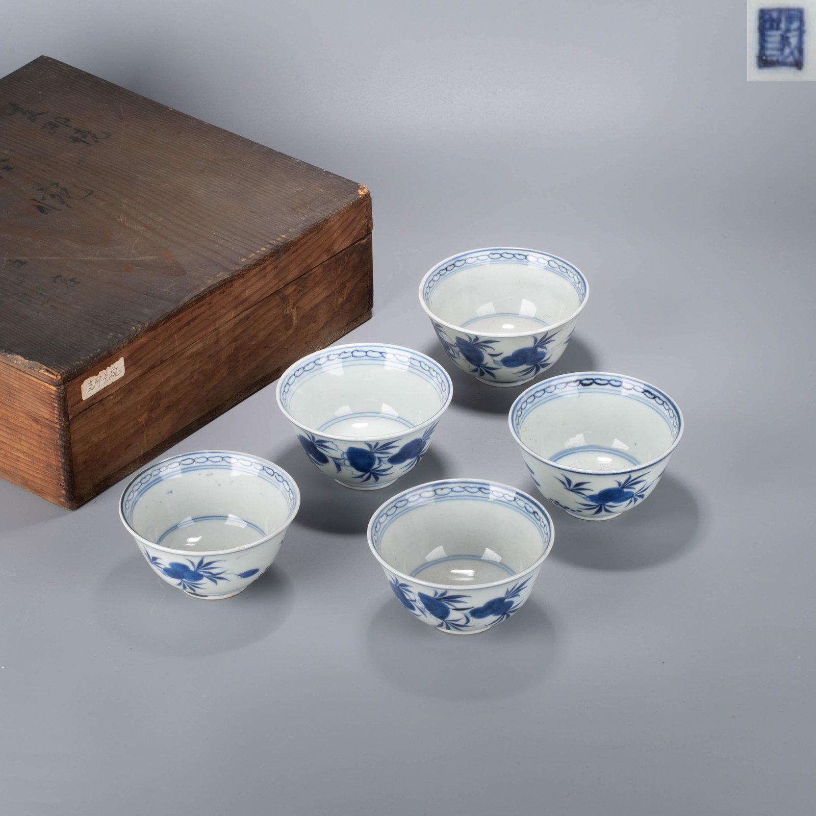 Qianlong period of Qing Dynasty blue and white Sanduo pattern tea cup a group: Qianlong period of Qing Dynasty blue and white Sanduo pattern tea cup a group