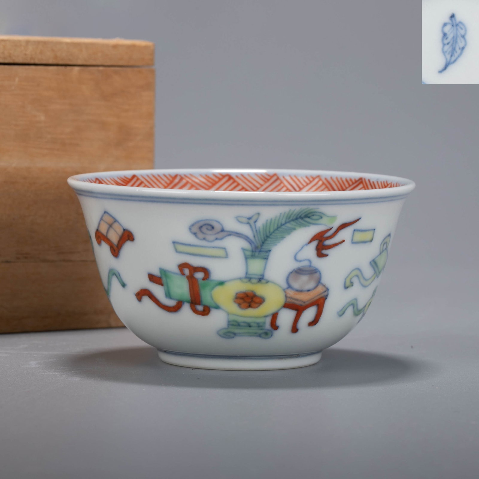 Qing Kangxi Five-Colored Pattern cup: Qing Kangxi Five-Colored Pattern cup