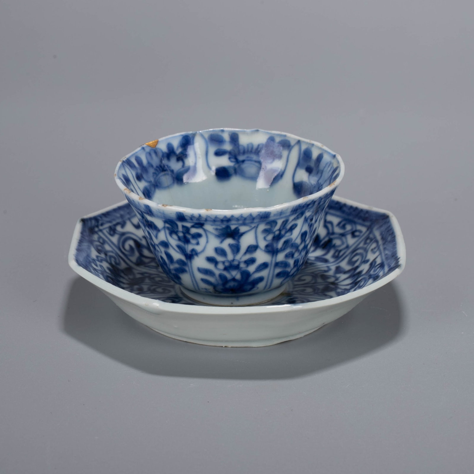 Qing Kangxi blue and white cup dish: Qing Kangxi blue and white cup dish