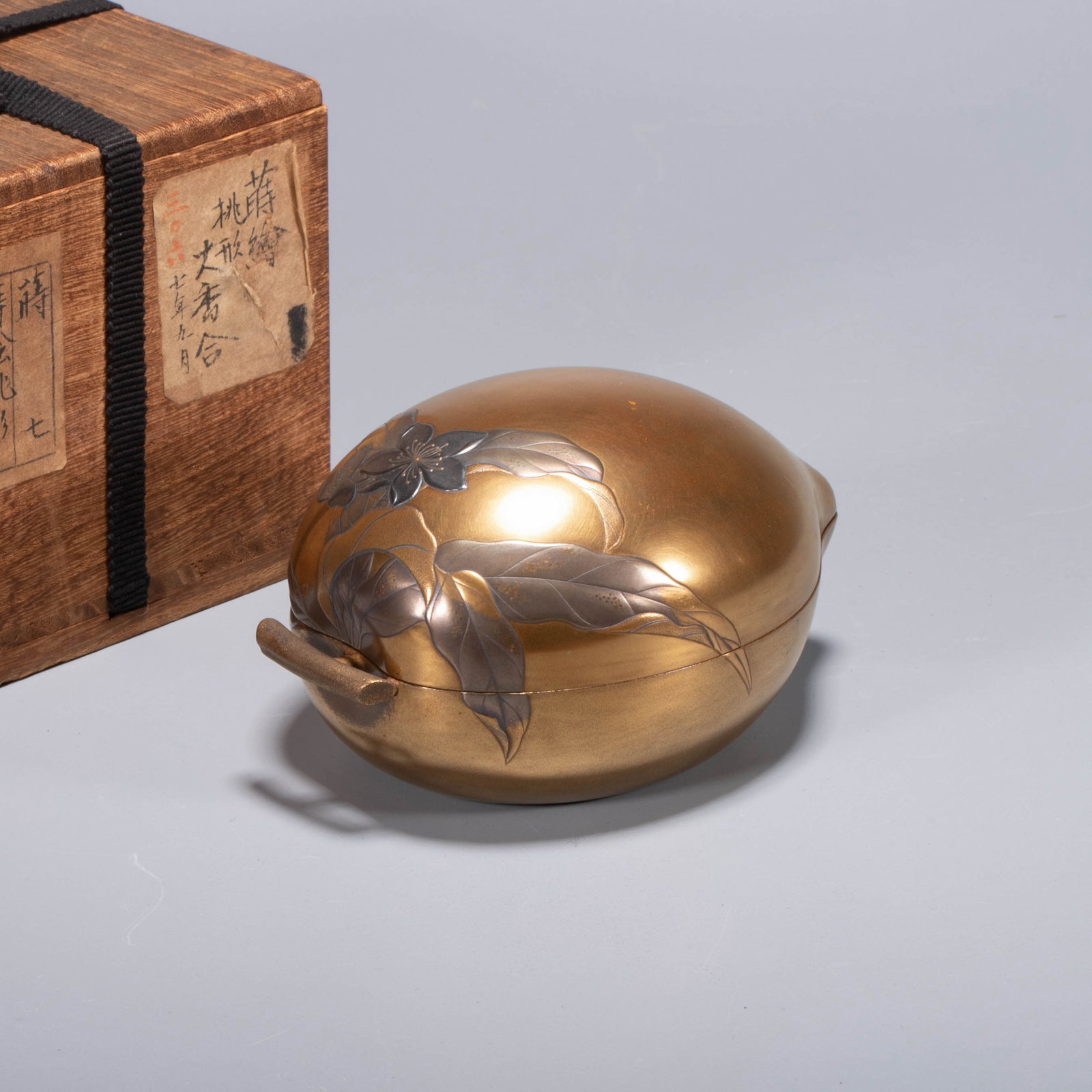 Peach-shaped maki-e incense box: This peach-shaped incense box takes the shape of a fruit, which is round and plump. It is fastened with a mother-in-law mouth and has side leaves and pedicles. The shape is vivid and subtle. The box