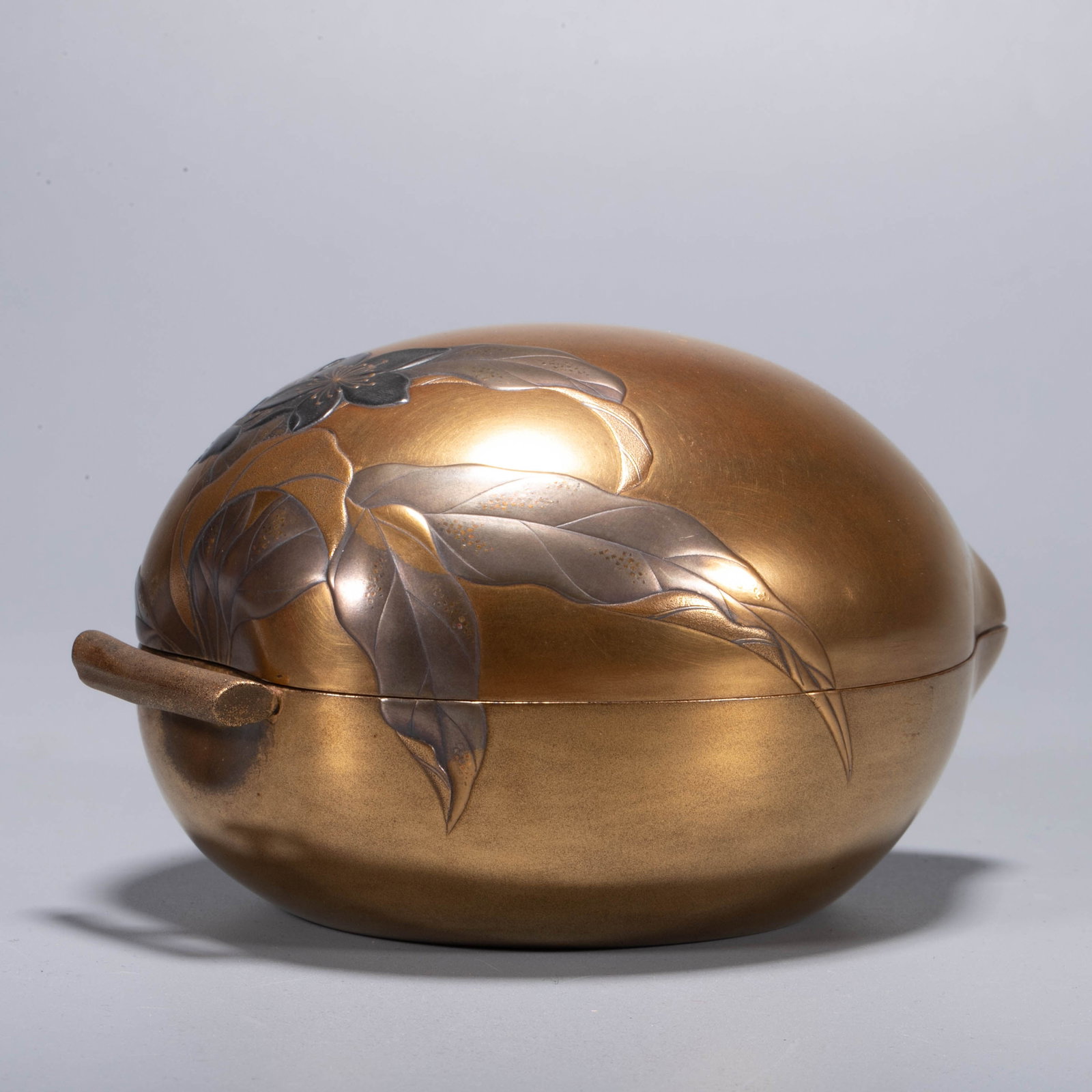 Peach-shaped maki-e incense box - 2
