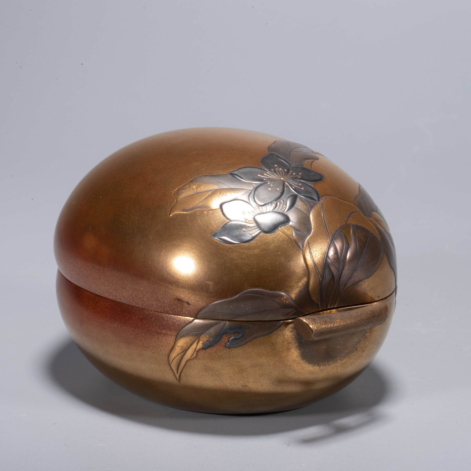 Peach-shaped maki-e incense box - 3