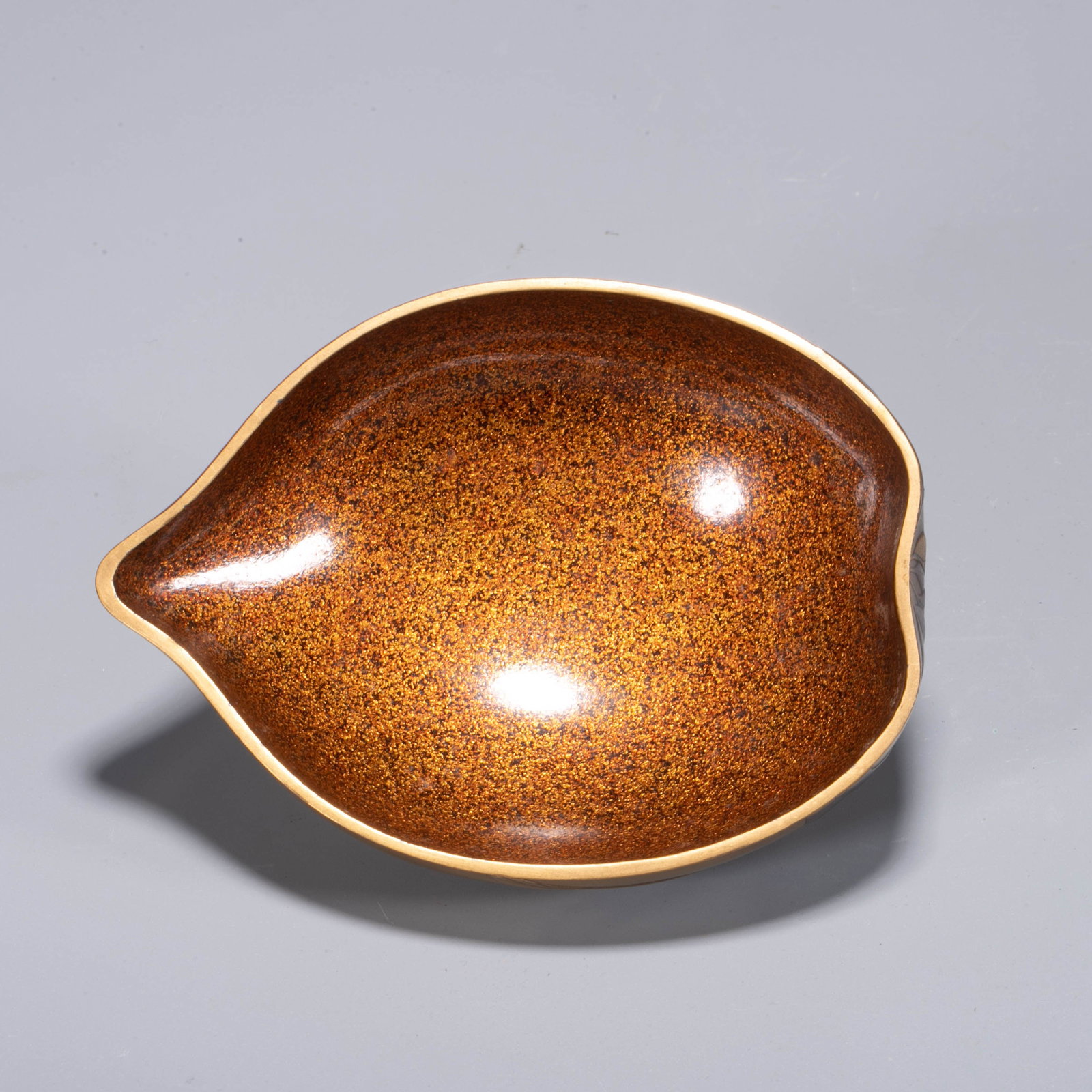 Peach-shaped maki-e incense box - 5