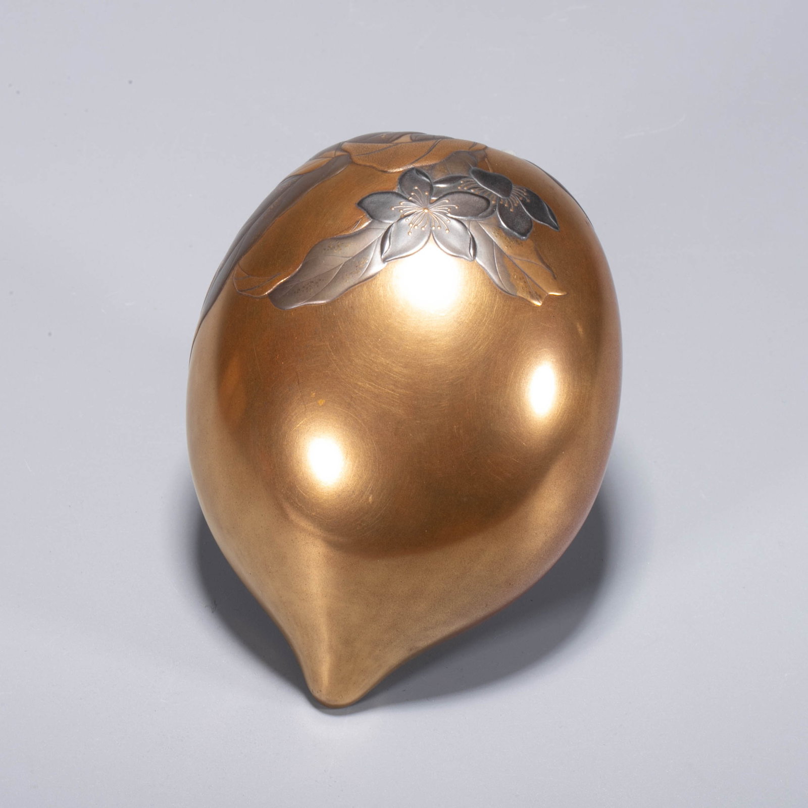 Peach-shaped maki-e incense box - 7