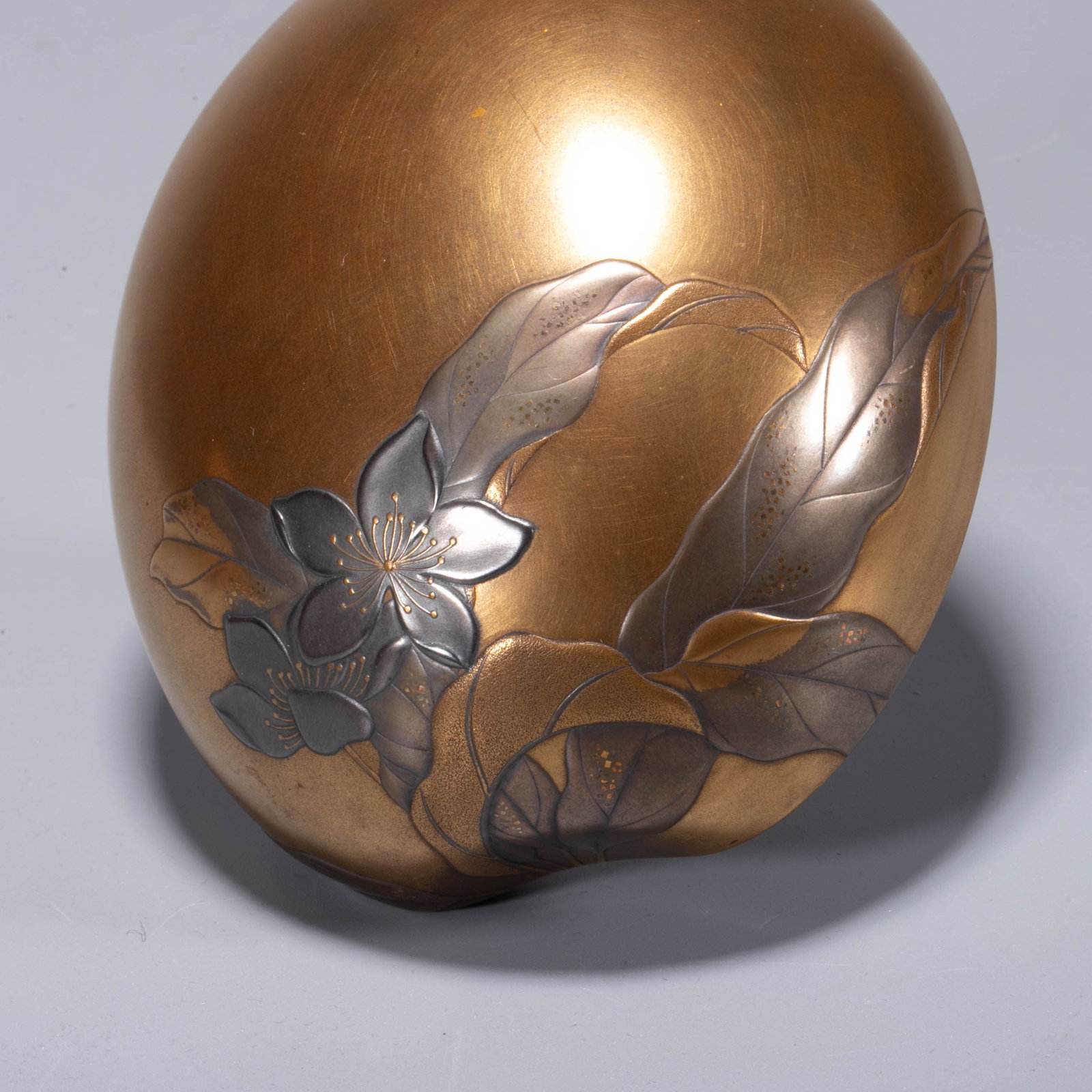 Peach-shaped maki-e incense box - 8