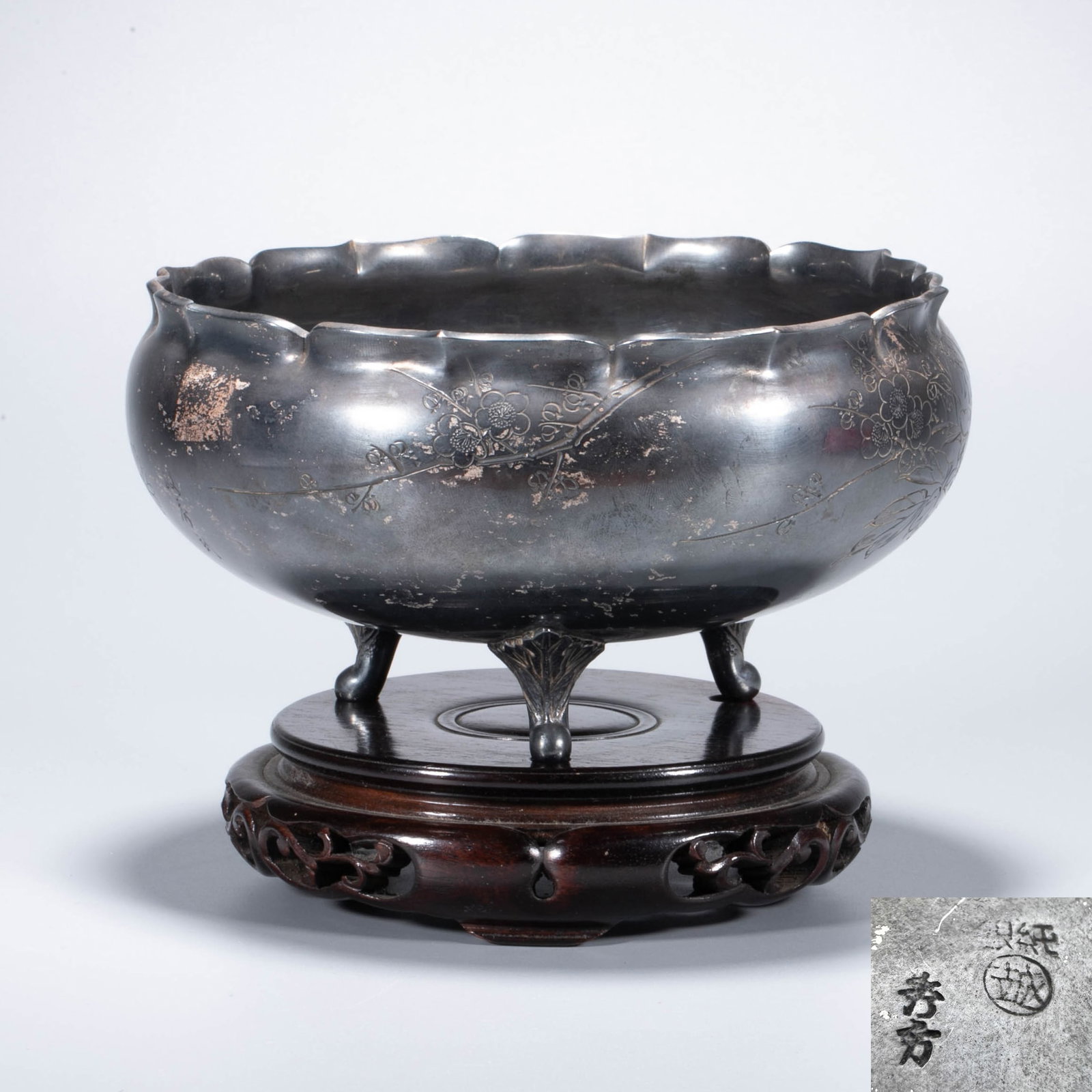 Pure silver Carved peony pattern lobed rim Three-legged bowl (1 of 7)