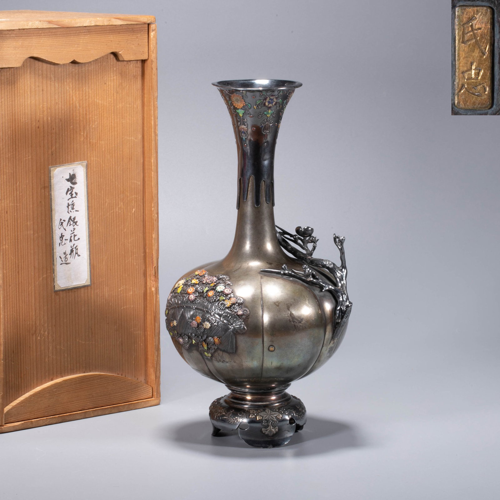 Silver Earthly Seven Treasures vase: This silver earthly seven treasures vase has a slender and elegant shape, a long neck and a rounded belly. It supports a three-legged silver seat. The whole is straight and stable. silver The fetus ha