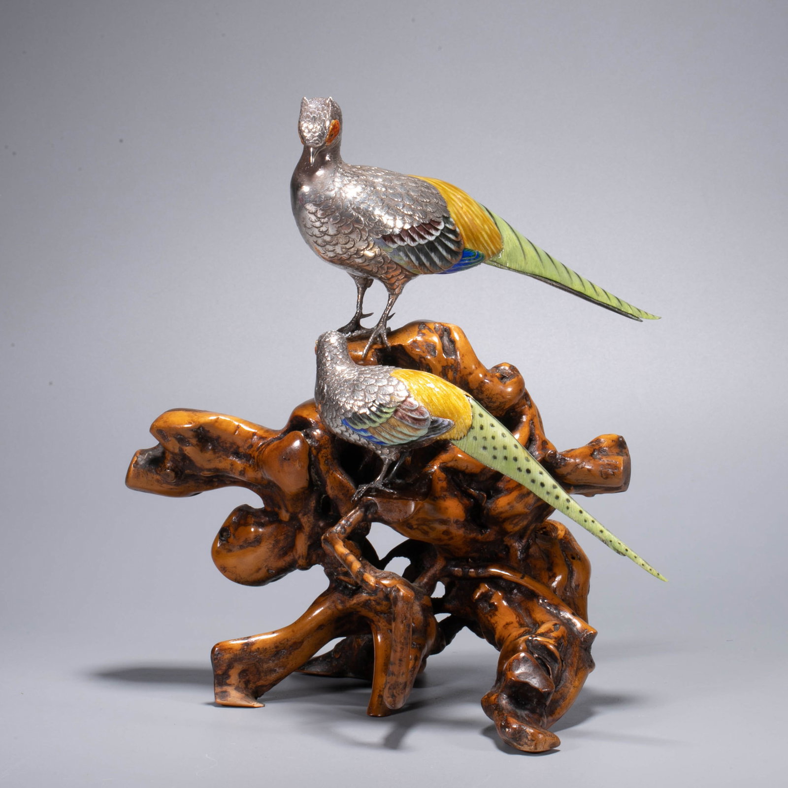 Silver Ground Seven Treasure Bird Storage: This silver Qibao Bird Place is made of natural rhizome wood as its base. The wood texture dish is exquisitely curved and the holes are jagged, like coca stones. The color is honey brown and warm, giv
