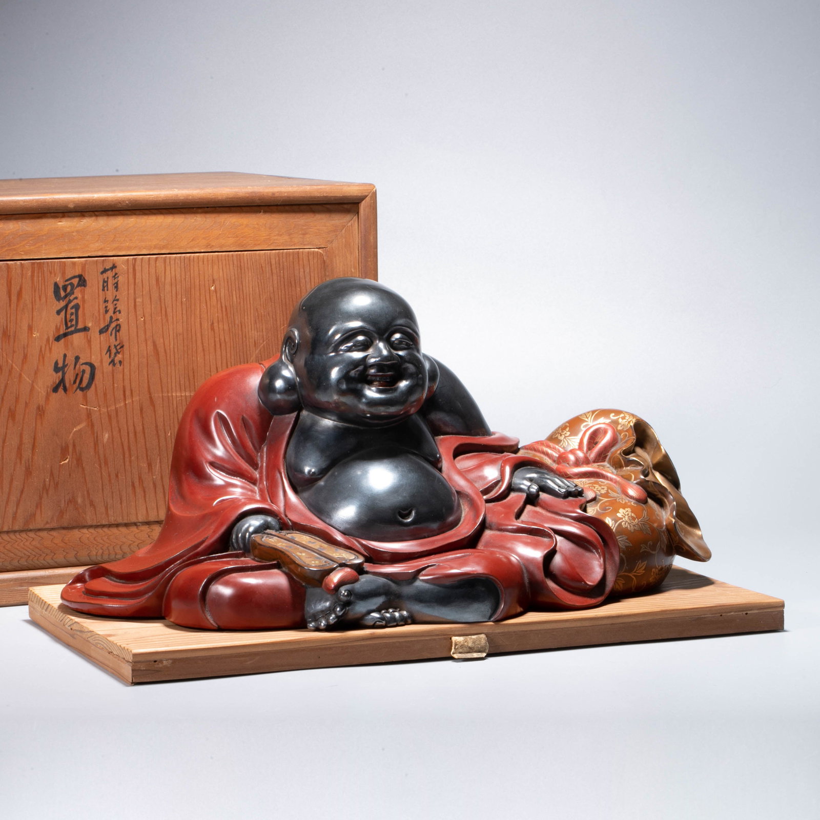 Bag Maki painting ornament: This cloth-bag monk is placed in a posture of lying down and sitting comfortably, with a plump body, a full smile, and an open belly, showing an open-minded and comfortable appearance. The whole body