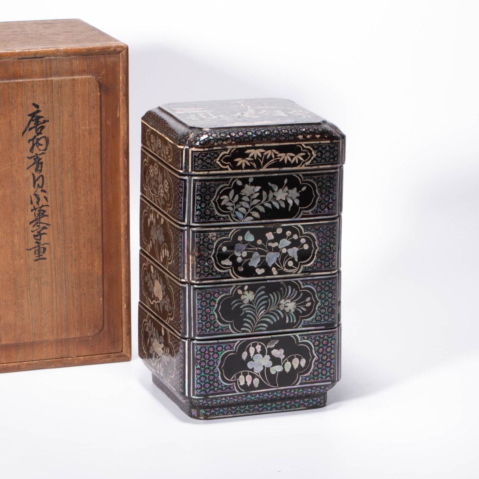 Green scallop inlay heavy box: This heavy box is inlaid with green shells, with black paint as the ground, square corners and lines, and five layers of layers. The interior is painted vermilion, which is bright and warm. The lid of