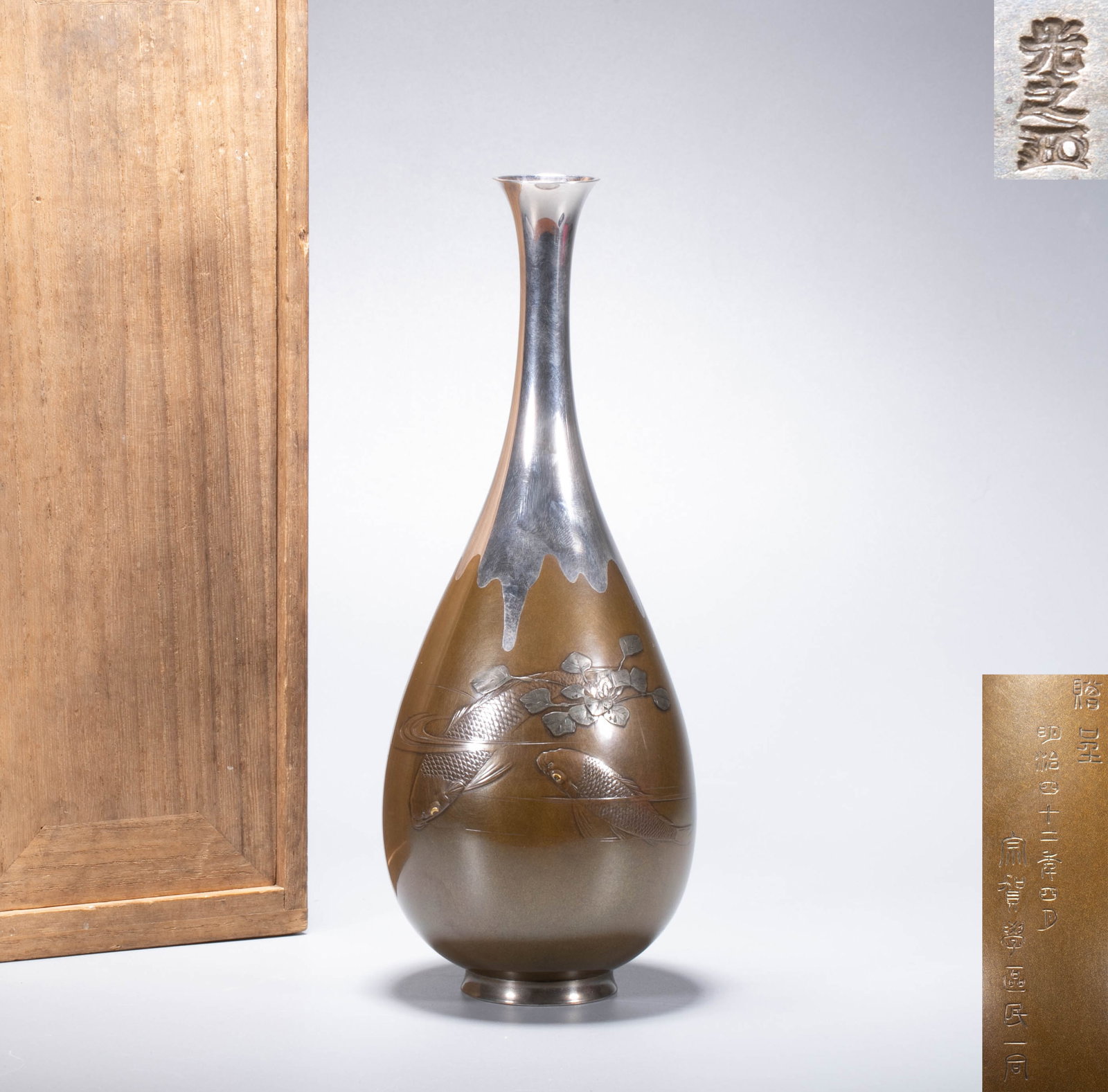 Inscription of light silver Ground carp gold vase: This vase has the word "Light" mark engraved on the bottom, and the instrument is made of jade vessel. It is in spring style, with a long neck, a rounded belly, and stable feet. bronze The body is gil