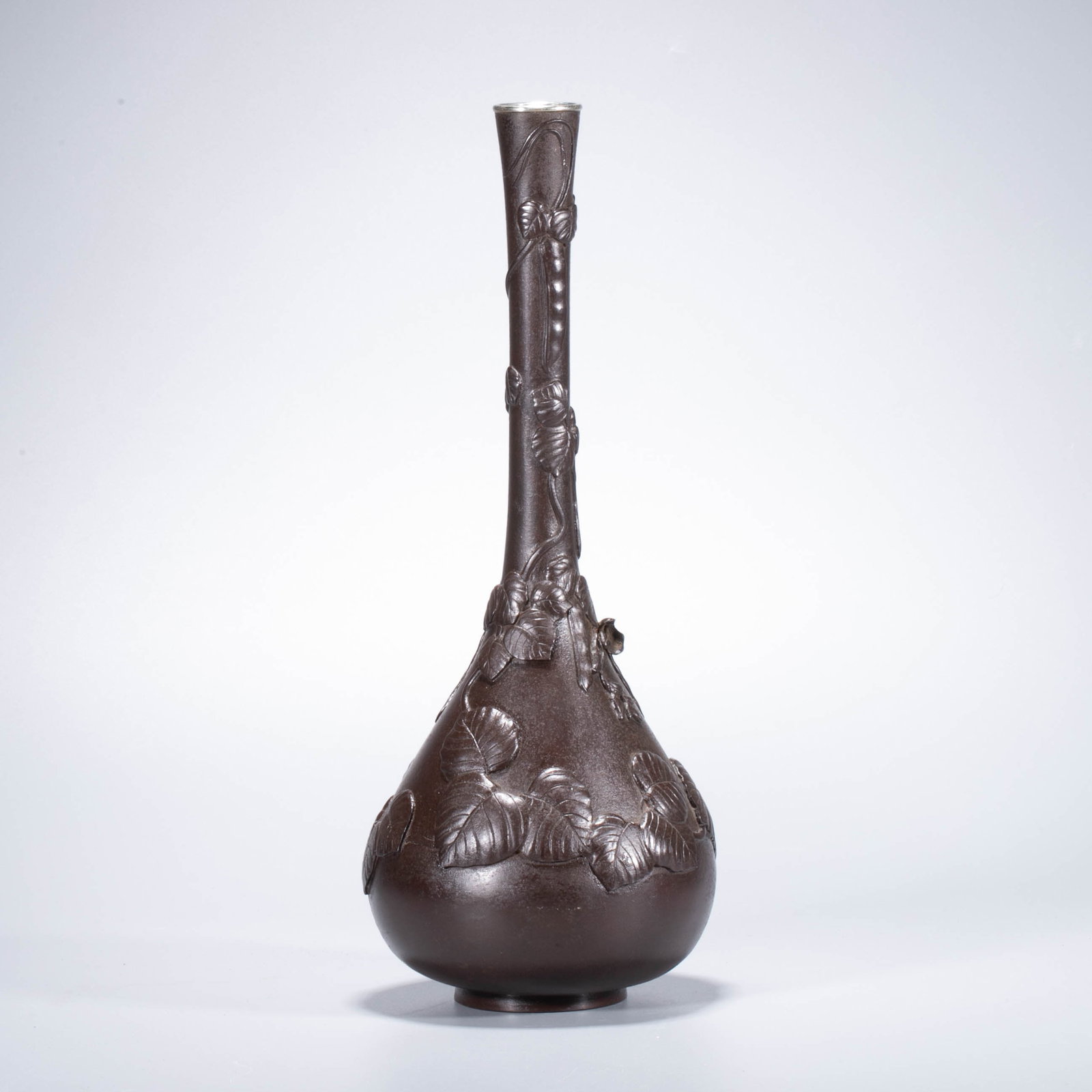 Iron subway relief decoration Patterned crane head hanaire (Japanese flower vase): This flower vase is cast in iron and fashioned in a slender crane-neck form, with a long, upright neck flowing into a rounded body that gently tapers toward the base. The restrained silhouette