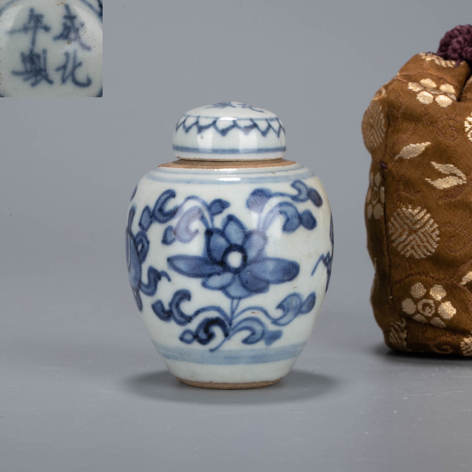 Ming sometsuke (blue and white underglaze) Chenghua reign mark tea caddy: Ming sometsuke (blue and white underglaze) Chenghua reign mark tea caddy