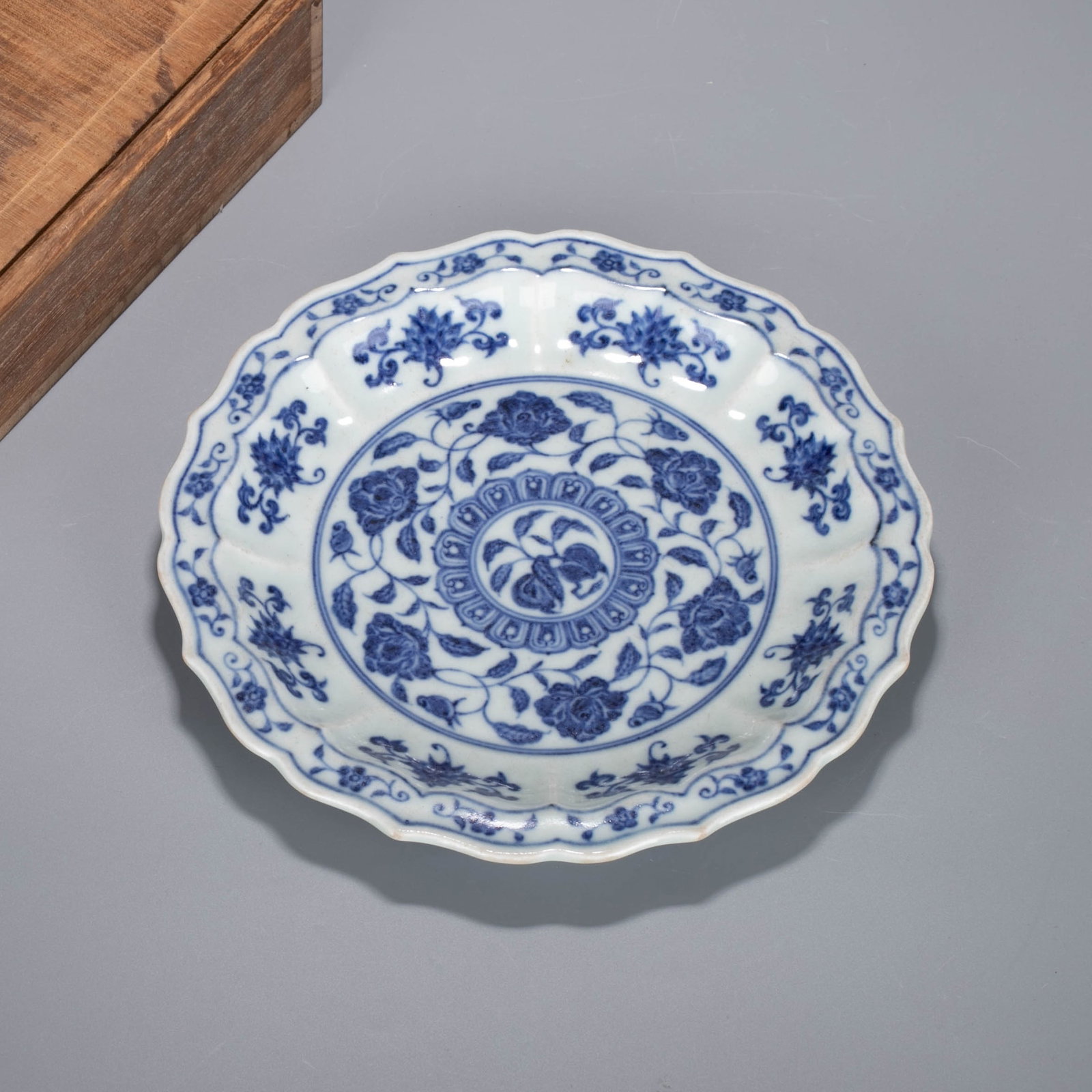 Early Ming Dynasty ko-sometsuke floral decoration dish (1 of 8)