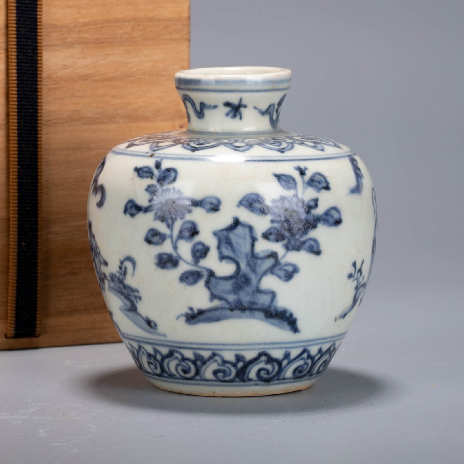 Ming ko-sometsuke figural vase (1 of 6)