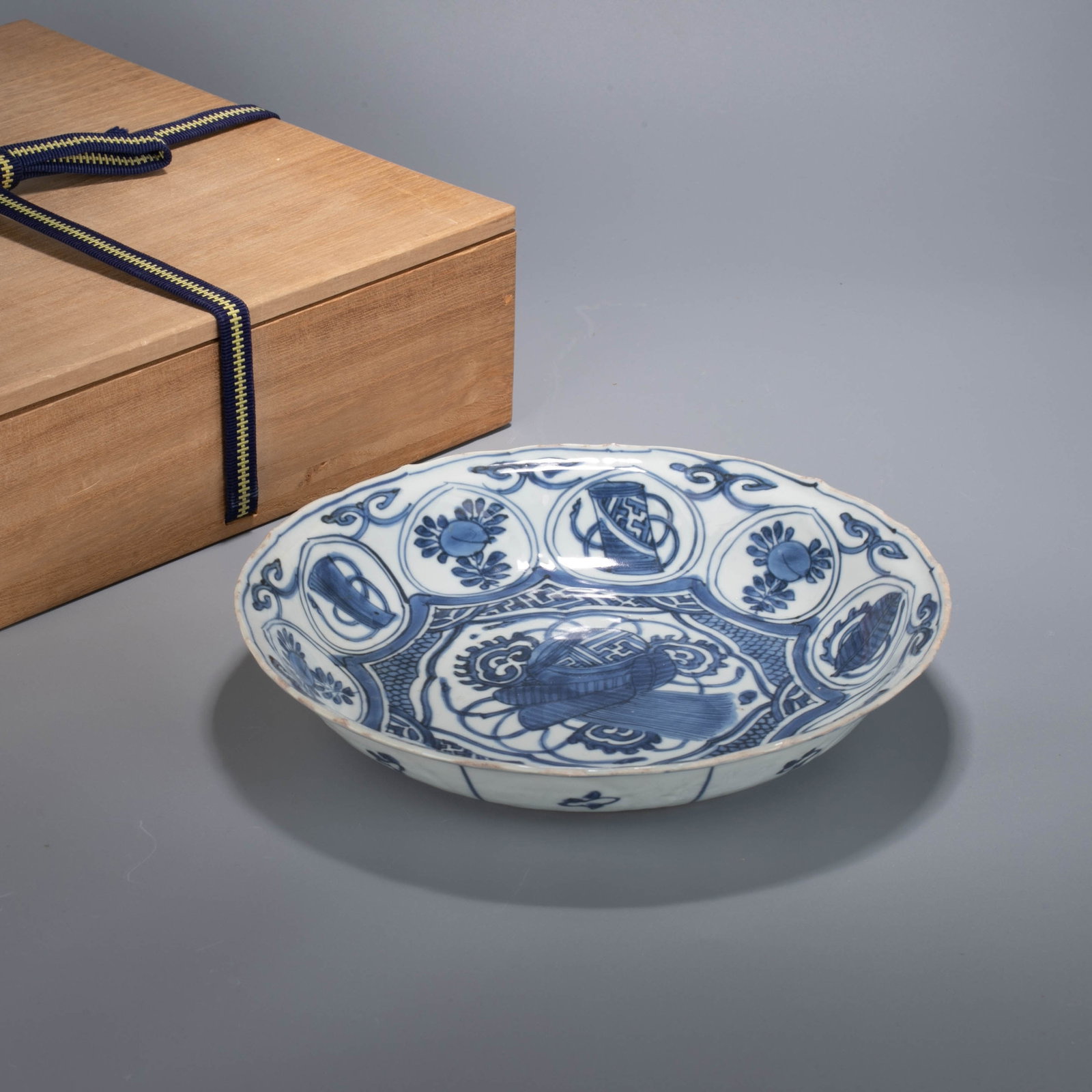Ming Wanli blue and white Clark Dark Eight Immortals lobed rim dish (1 of 8)