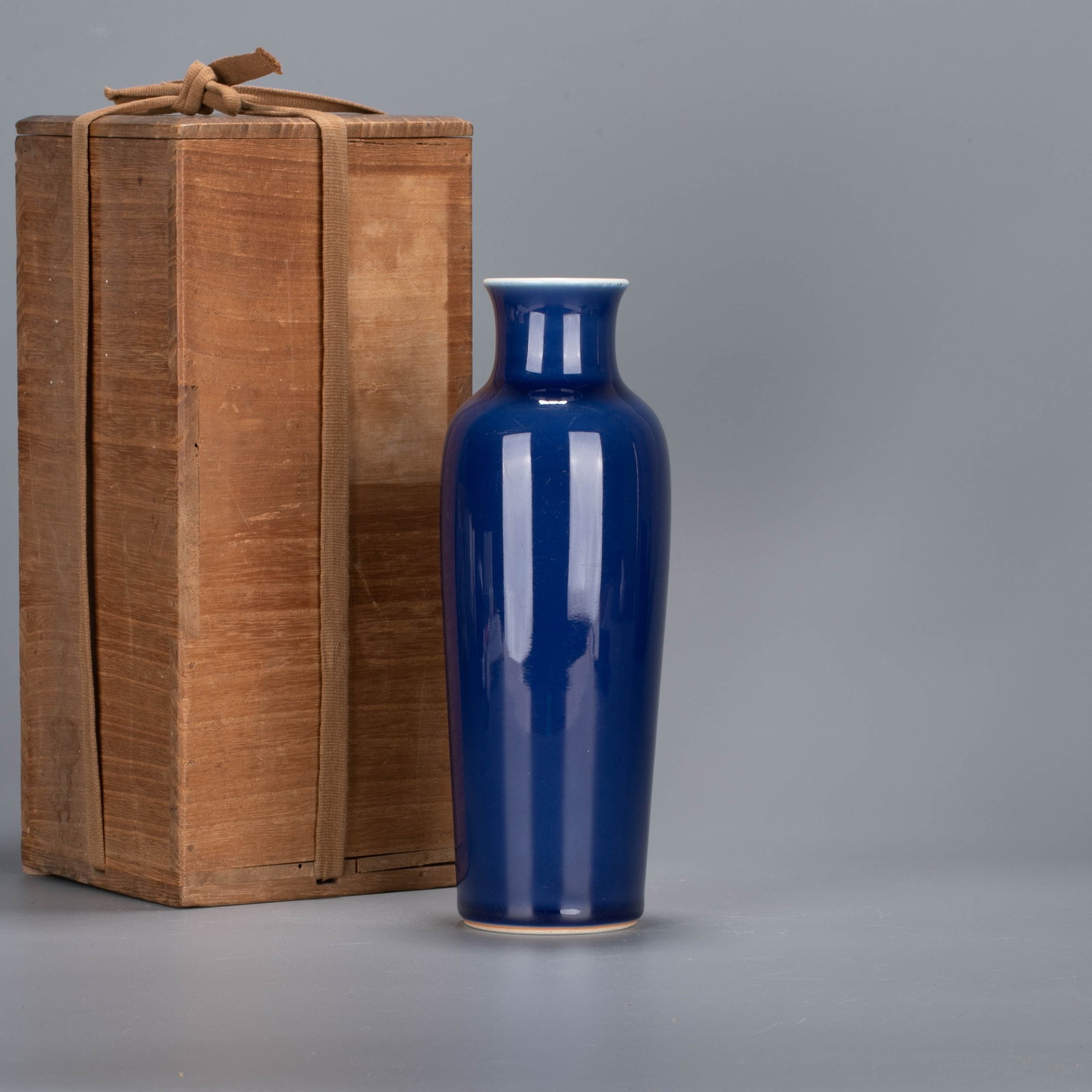 Qing Dynasty Blue Glaze Guanyin vase (1 of 7)