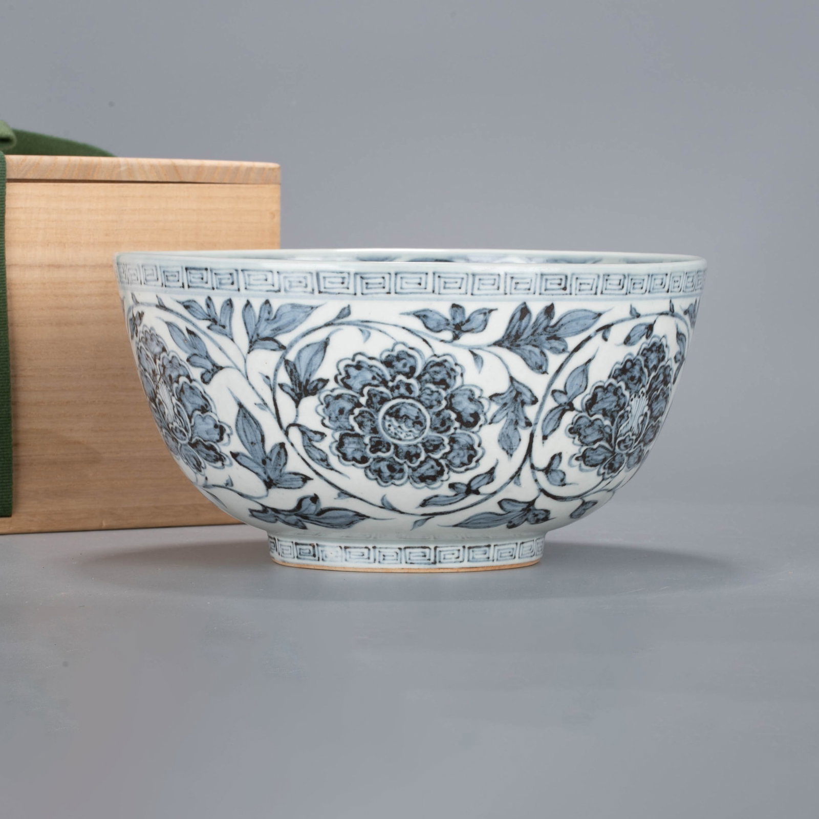 Ming Hongwu blue and white floral decoration bowl: Ming Hongwu blue and white floral decoration bowl