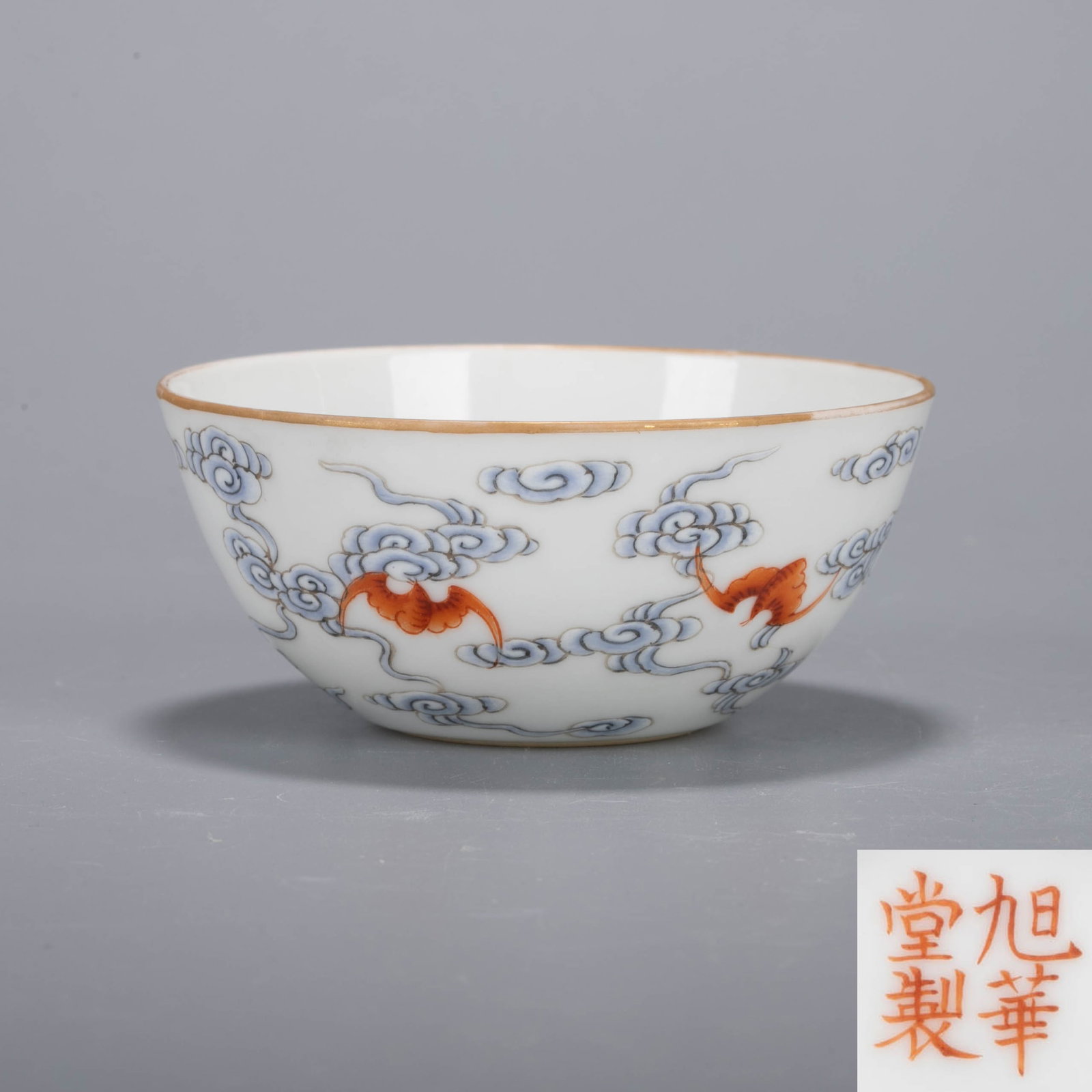 Qing Dynasty Xuhuatang cloud bat pattern cup: Qing Dynasty Xuhuatang cloud bat pattern cup