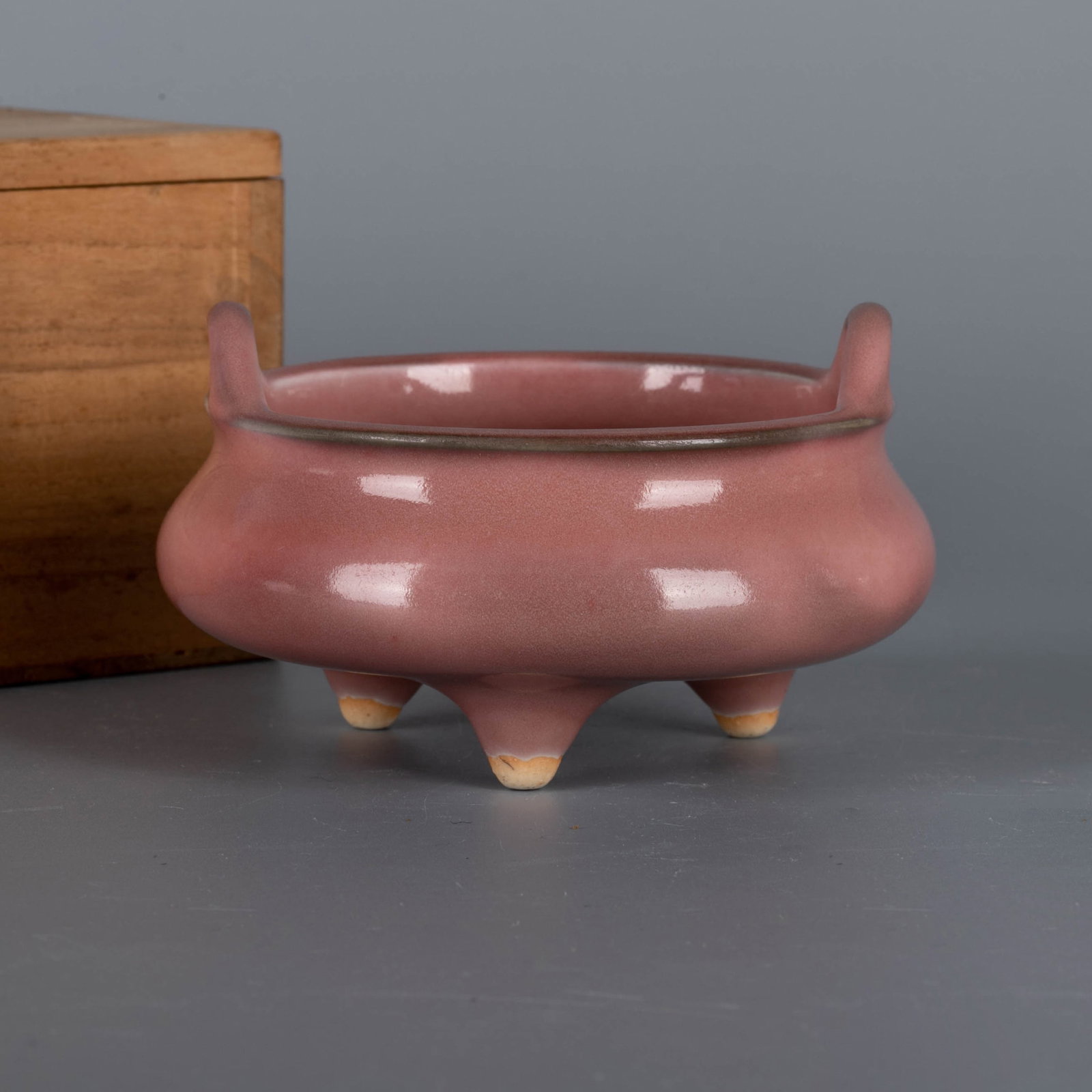 Qing Dynasty carmine-red three-legged incense burner (1 of 6)