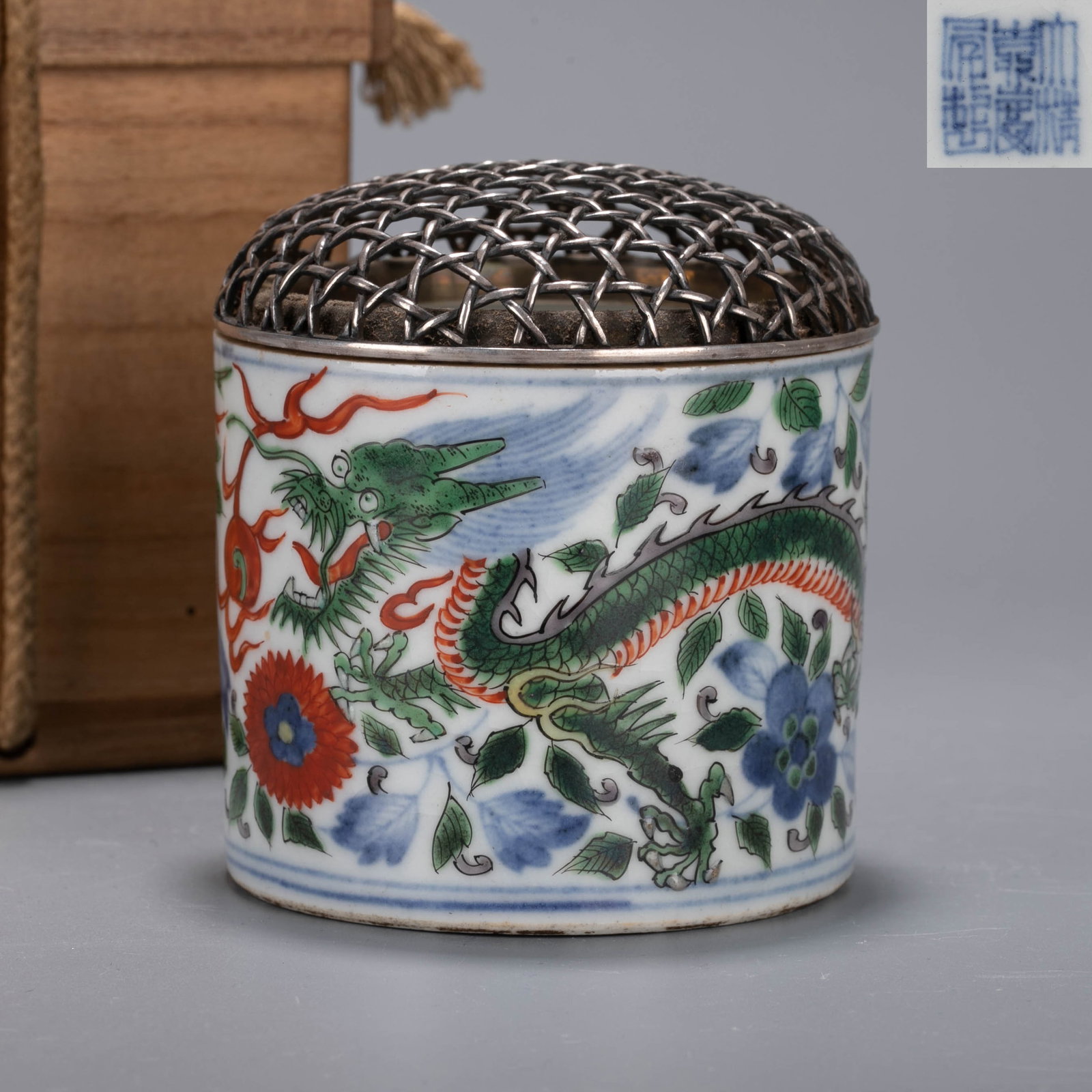 Qing Jiaqing reign mark Colorful dragon motif incense burner (1 of 10)