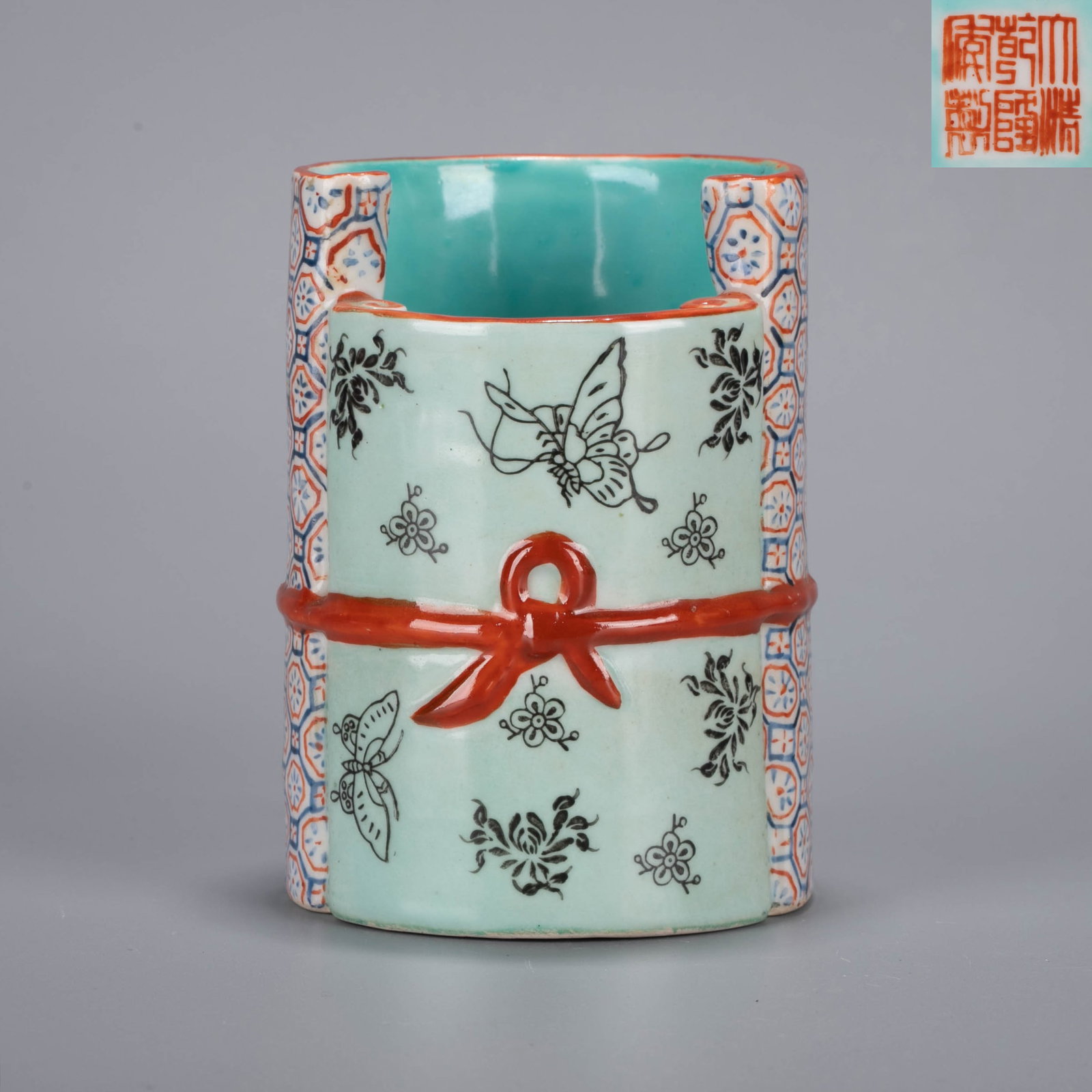 Republic of China pastel scroll pattern pen holder: Republic of China pastel scroll pattern pen holder