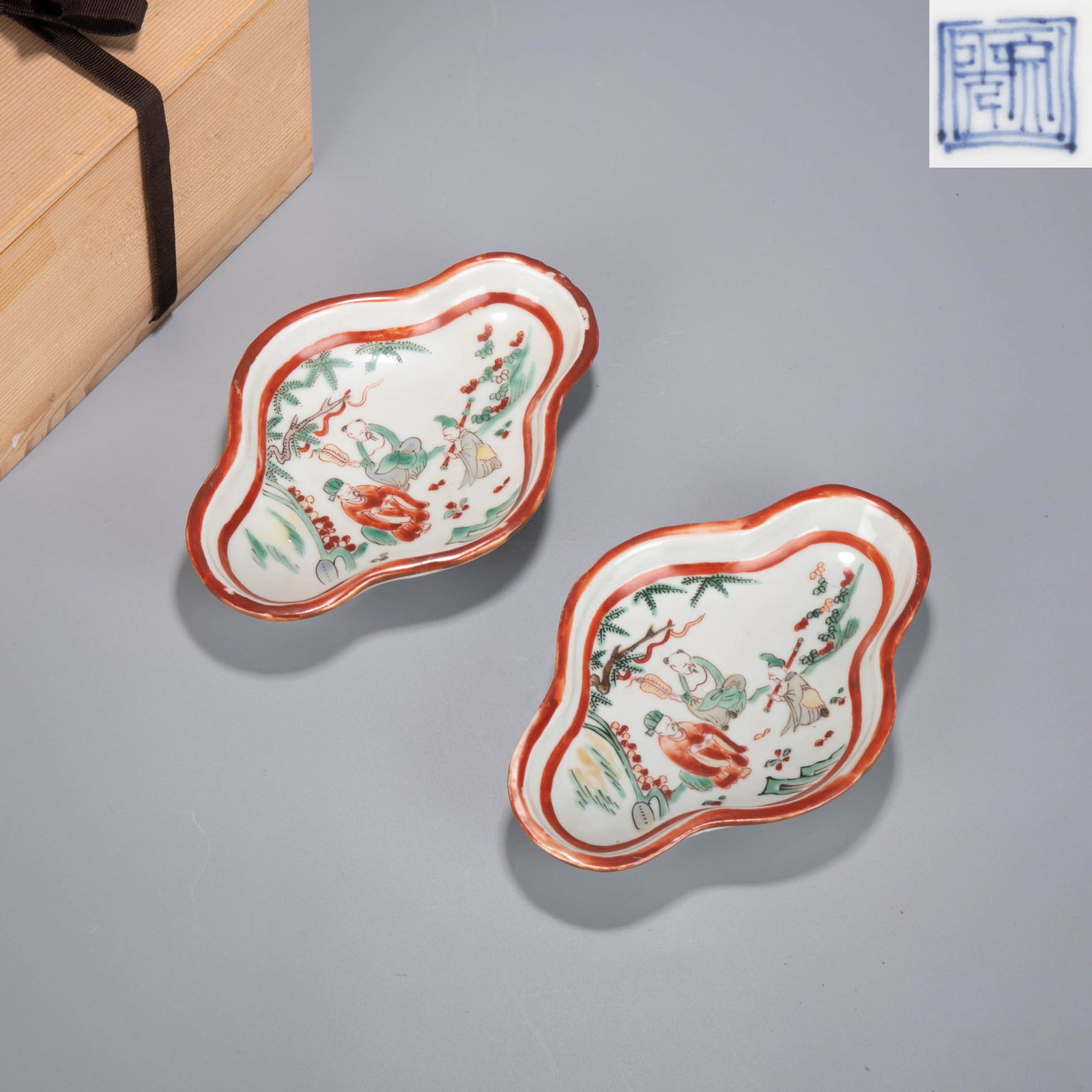 Ming Chongzhen red and green color figural decoration dish a pair (1 of 9)