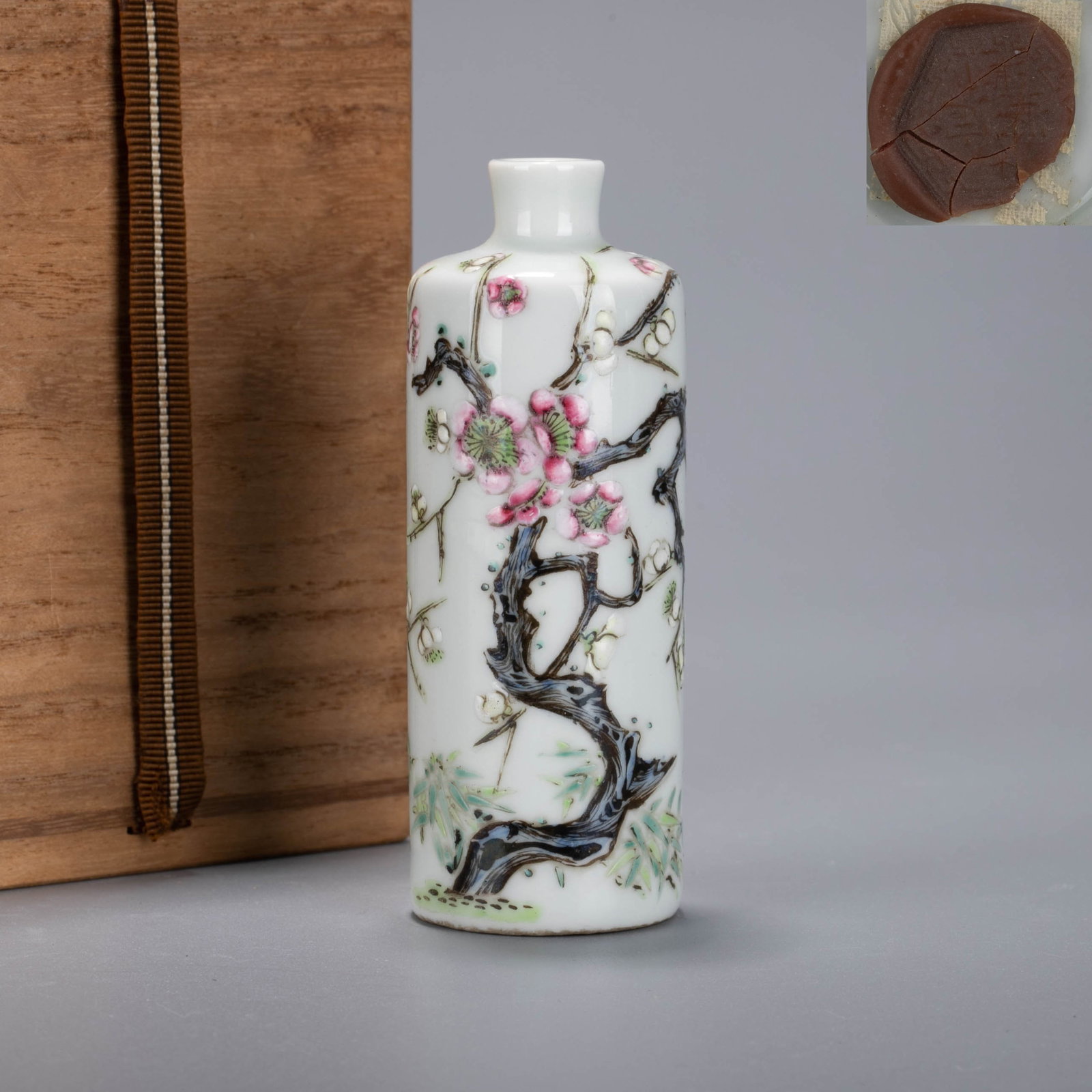 Qing Daoguang pastel plum blossom bamboo Double snuff bottle: Qing Daoguang pastel plum blossom bamboo Double snuff bottle