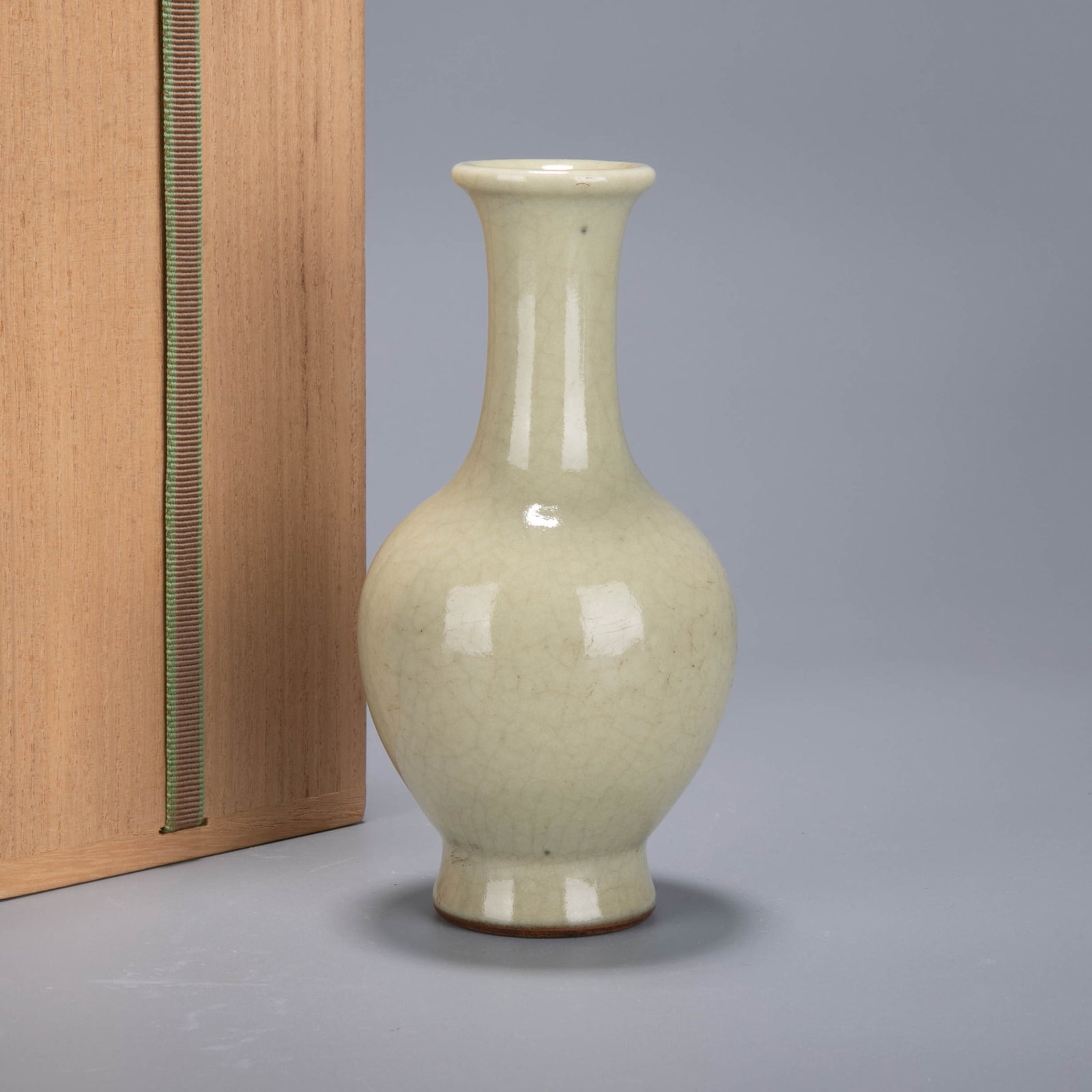 Qing Dynasty beige-glazed vase: Qing Dynasty beige-glazed vase