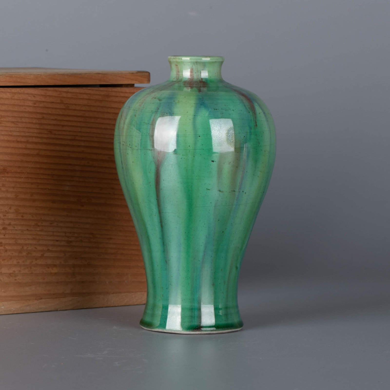 Qing Dynasty green-glazed meiping vase (1 of 7)