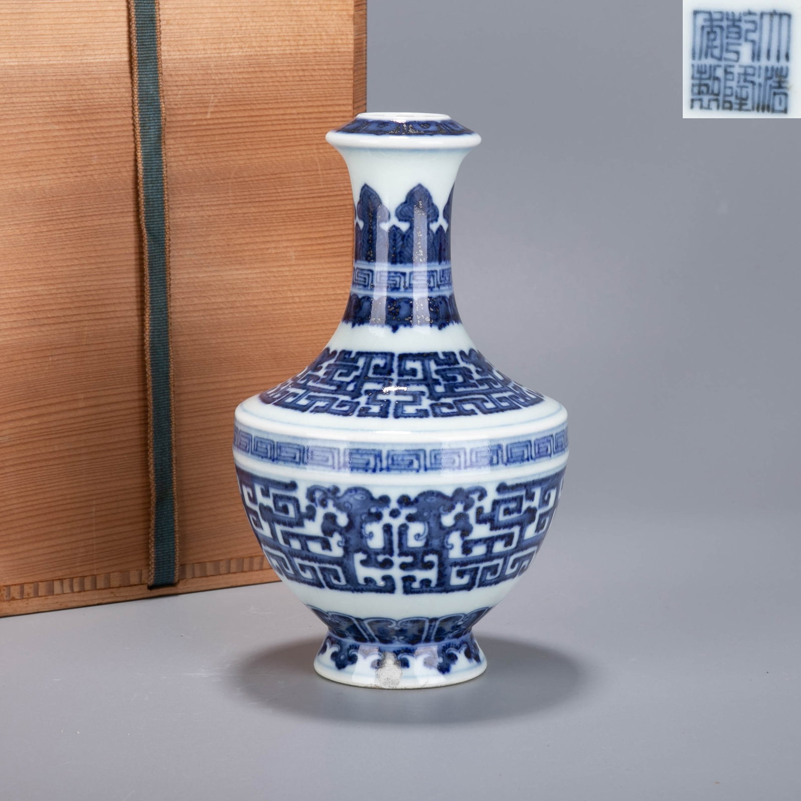 Qianlong, Qing Dynasty blue and white kui dragon motif cover bowl zun ritual wine vessel: Qianlong, Qing Dynasty blue and white kui dragon motif cover bowl zun ritual wine vessel