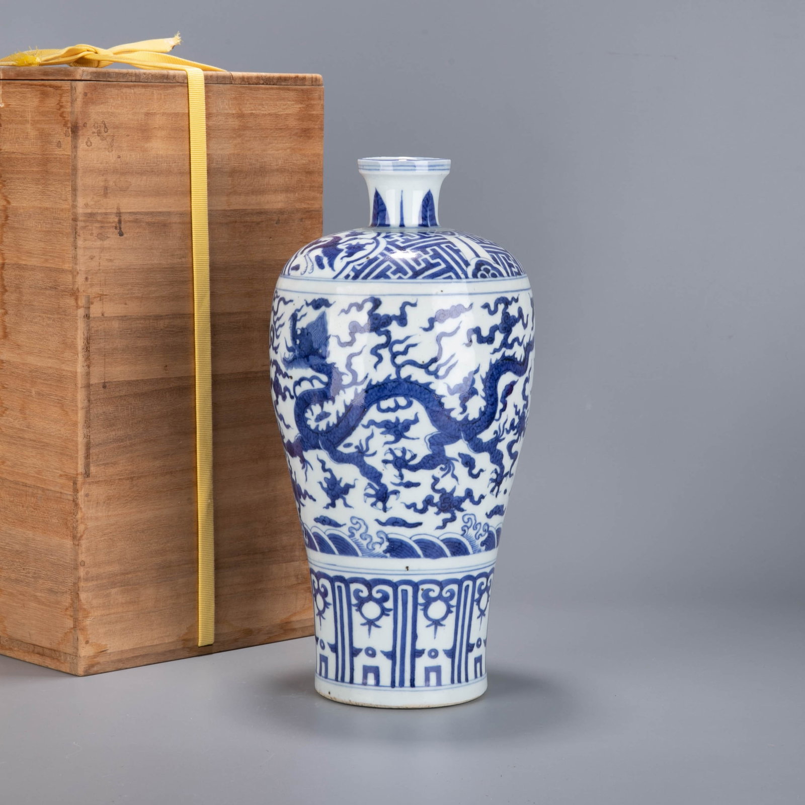 Ming Wanli blue and white dragon motif meiping vase: Ming Wanli blue and white dragon motif meiping vase