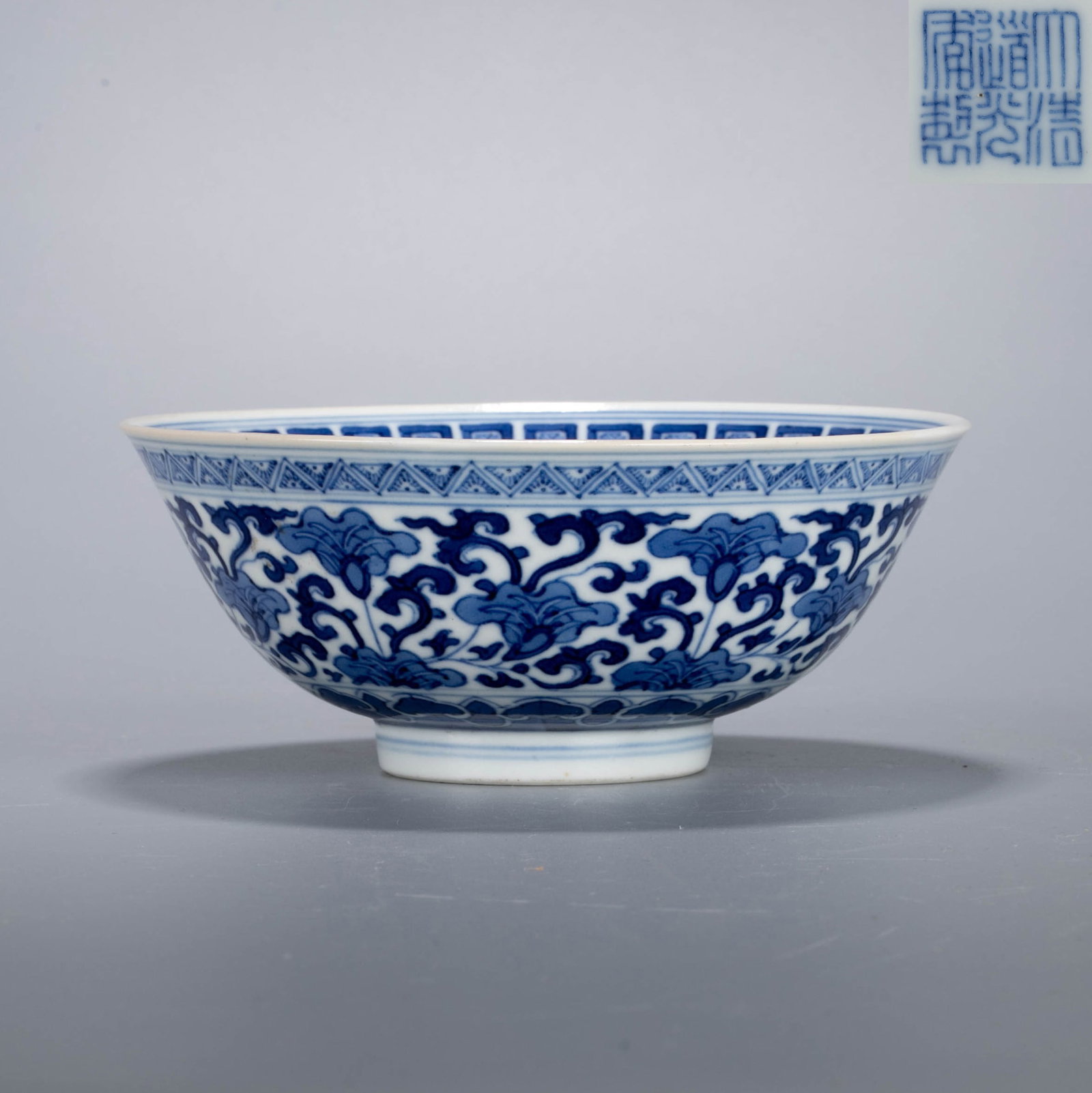 Daoguang of the Qing Dynasty reign-mark blue and white Spanish fluff pattern bowl: This piece is signed "Daoguang of the Qing dynasty reign mark" blue and white in seal script mark bowl and titled "blue and white Passionflower Pattern bowl "(In the picture, the abdomen is decorated