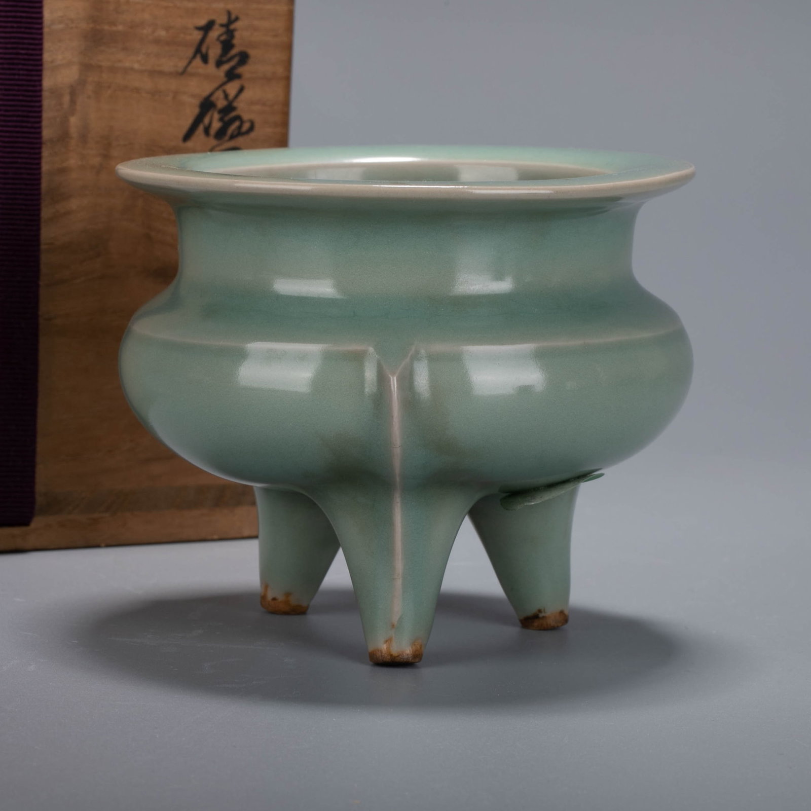 Southern Song Dynasty Longquan ware Ge style incense burner (1 of 8)