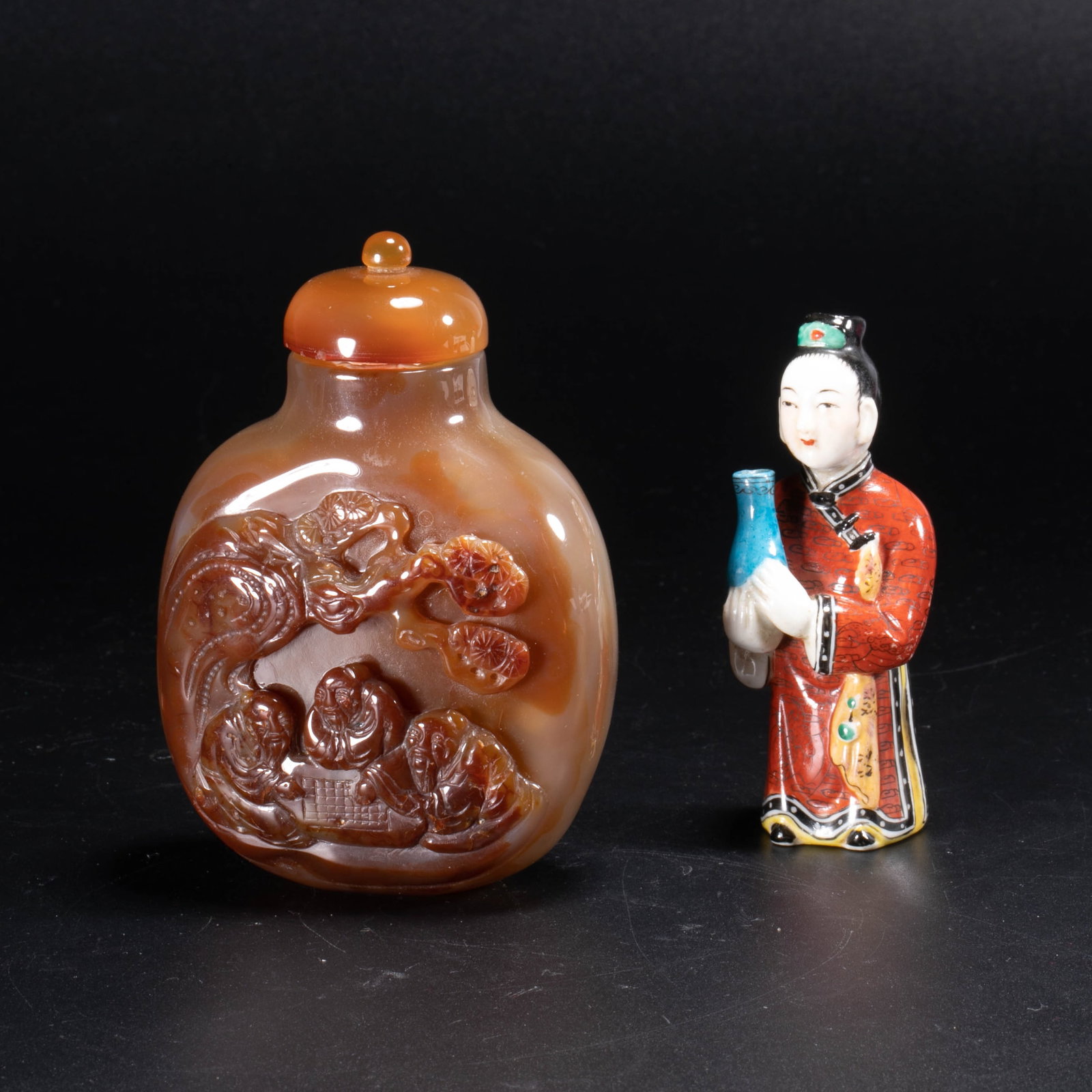 Qing Dynasty agate snuff bottle (1 of 8)