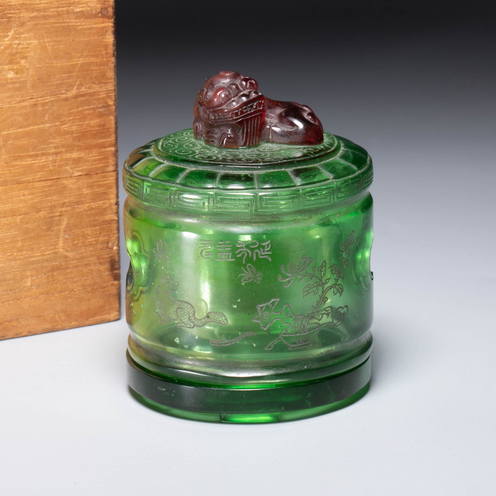 Qing Dynasty glazed animal button ring box with crystal ring ring: Qing Dynasty glazed animal button ring box with crystal ring ring