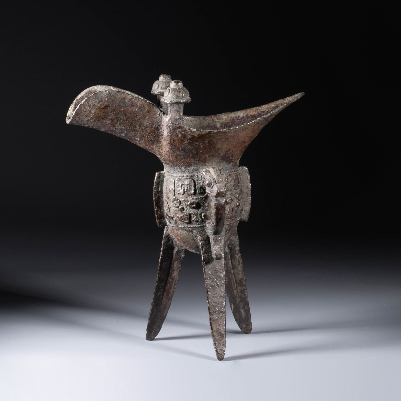 Late Shang Dynasty jue ritual wine vessel: Late Shang Dynasty jue ritual wine vessel