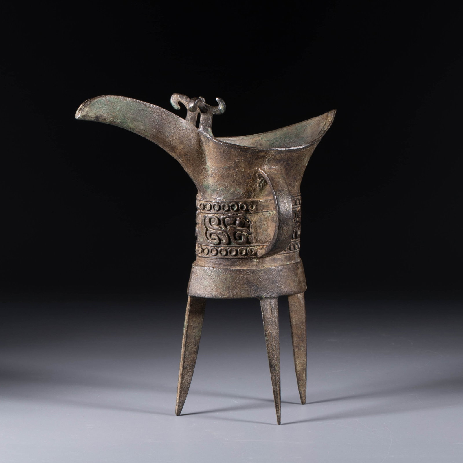 Early Shang Dynasty flat bottom jue ritual wine vessel: Early Shang Dynasty flat bottom jue ritual wine vessel