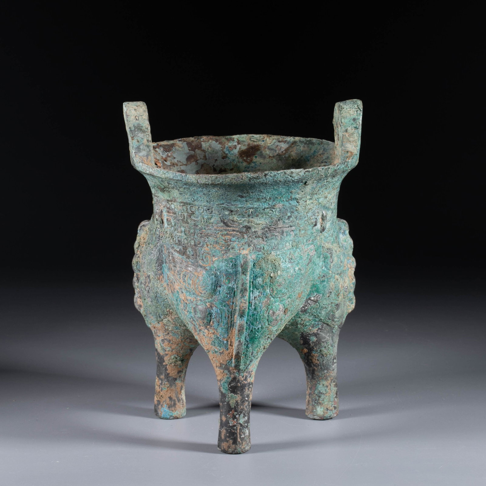 Shang bronze Li ding ritual vessel (1 of 8)