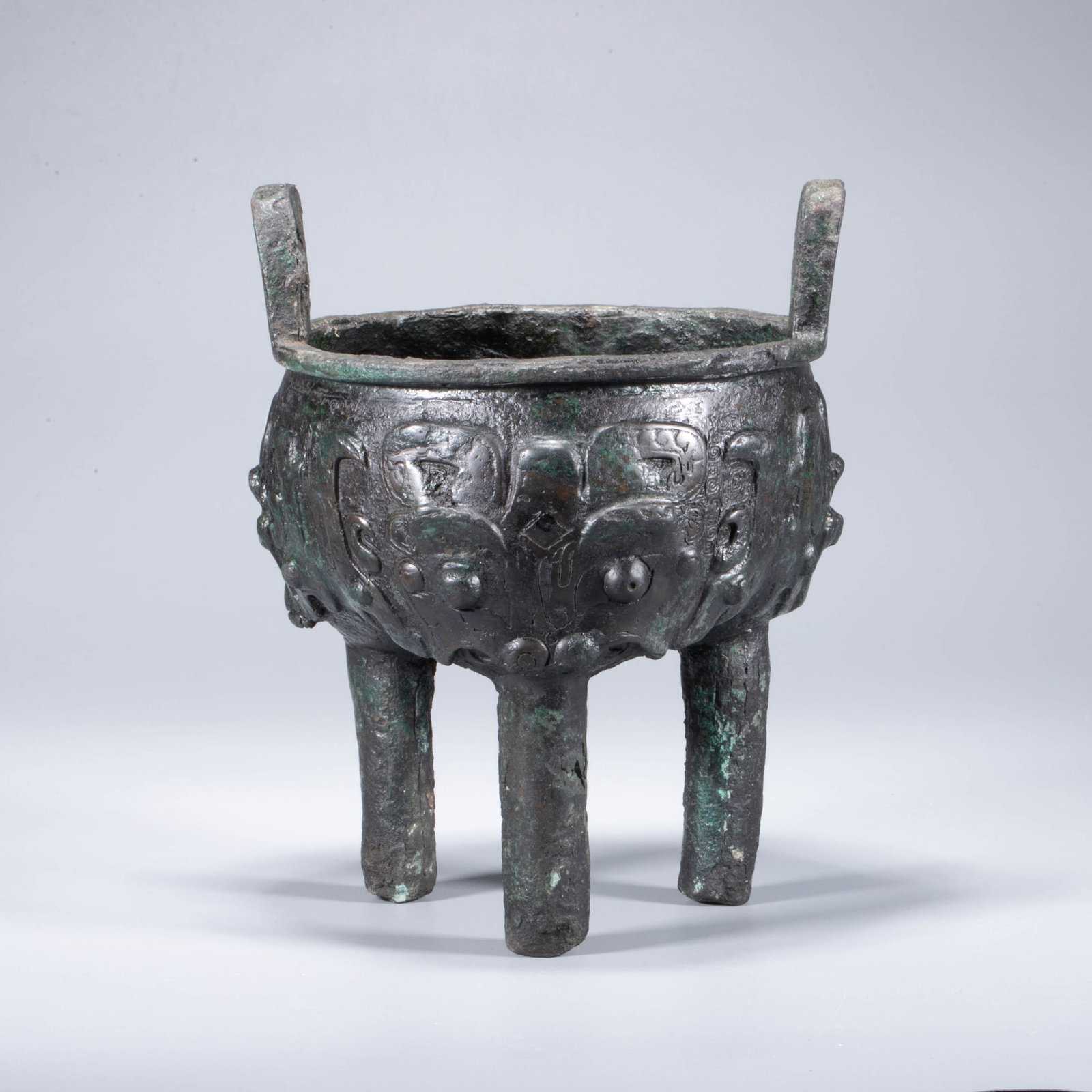 Shang Wan Li ding ritual vessel (1 of 8)