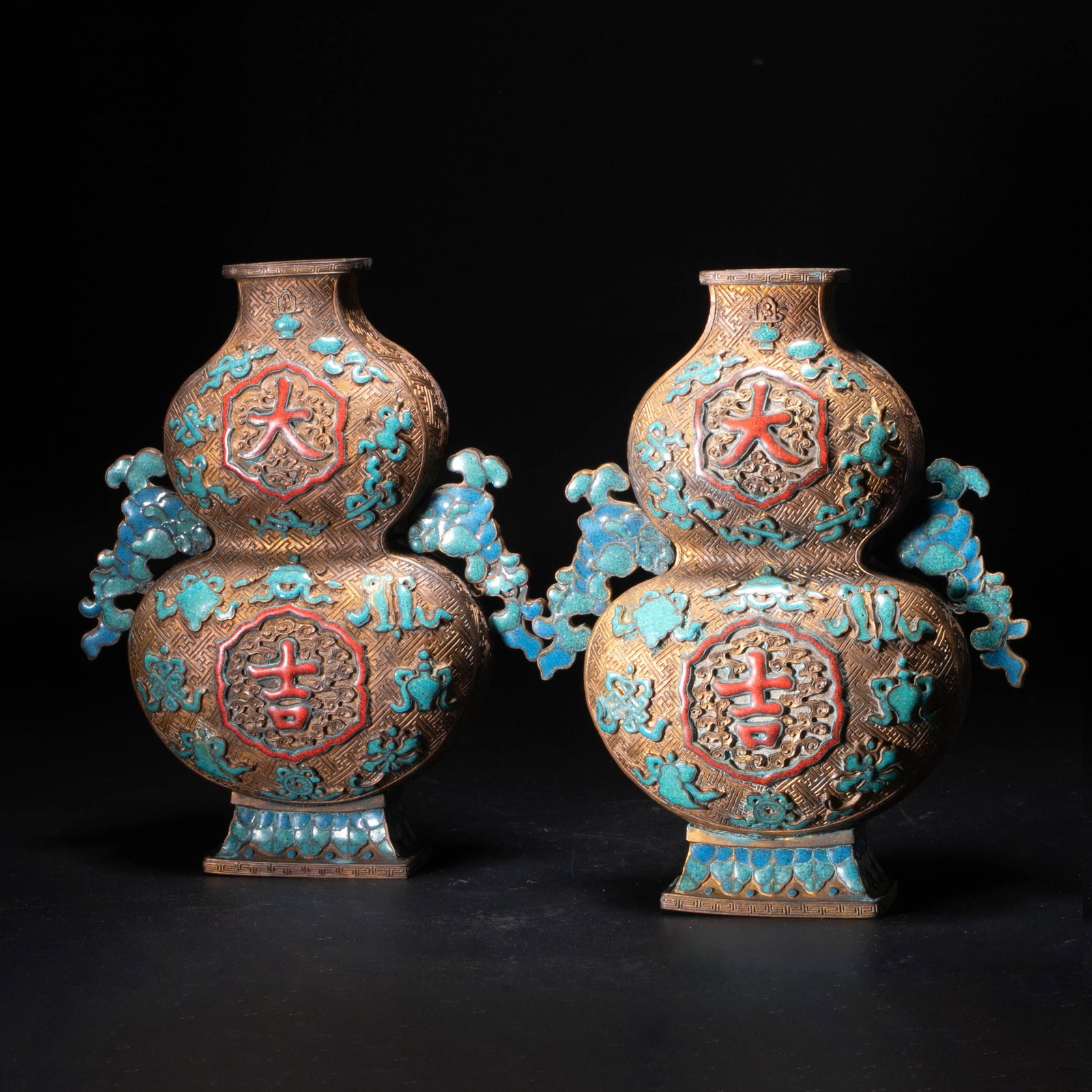 Qing gilt Franc Dajibi vase a pair: This pair of wall vases is designed in the Qing style, combining gilt-copper construction with cloisonne and painted-enamel decorative techniques. Each vessel is fashioned in the form of a flattened