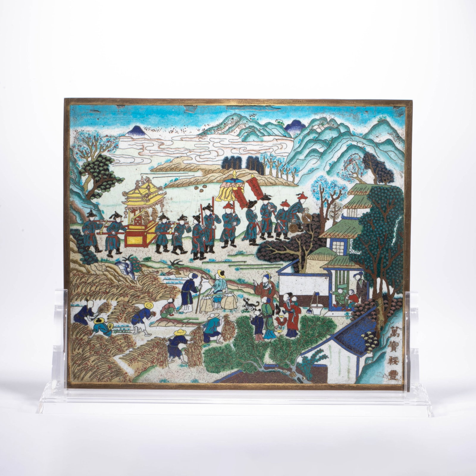 Qianlong Period, Qing Dynasty: During the Qianlong period of the Qing dynasty, the filigree enamel craftsmanship was a masterpiece of all dynasties. The technique was exquisite and was not limited to ritual vessels. It was also